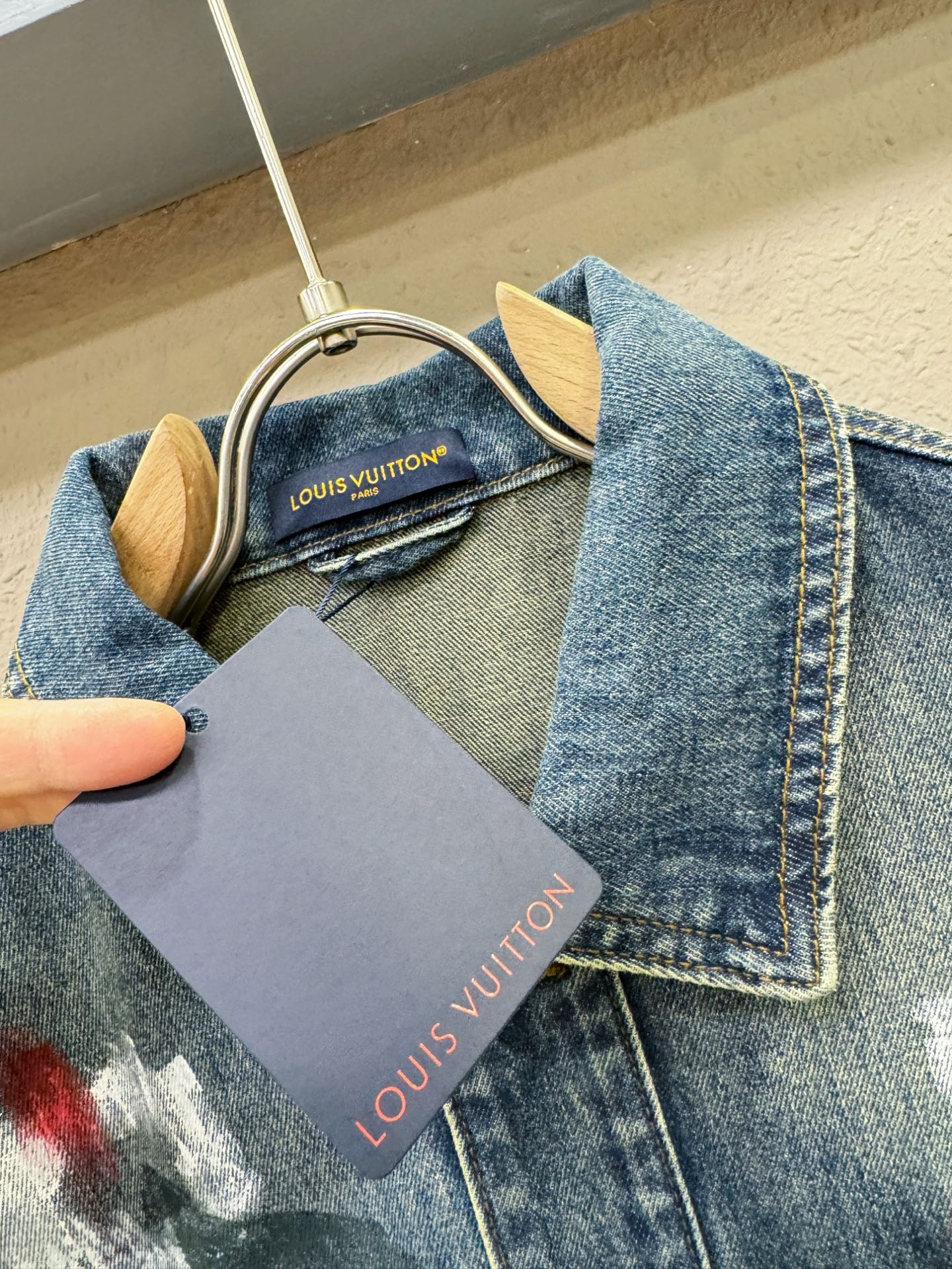 LV 2025新品牛仔外套，时装圈人气极为火热的单品，是时尚大咖们最炙手可热扭造型的必入尤物之一，塑造性