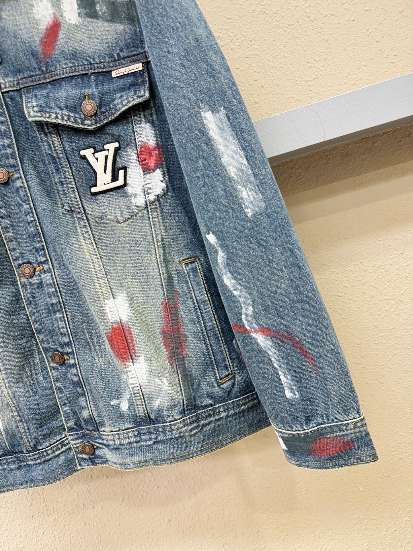 LV 2025新品牛仔外套，时装圈人气极为火热的单品，是时尚大咖们最炙手可热扭造型的必入尤物之一，塑造性