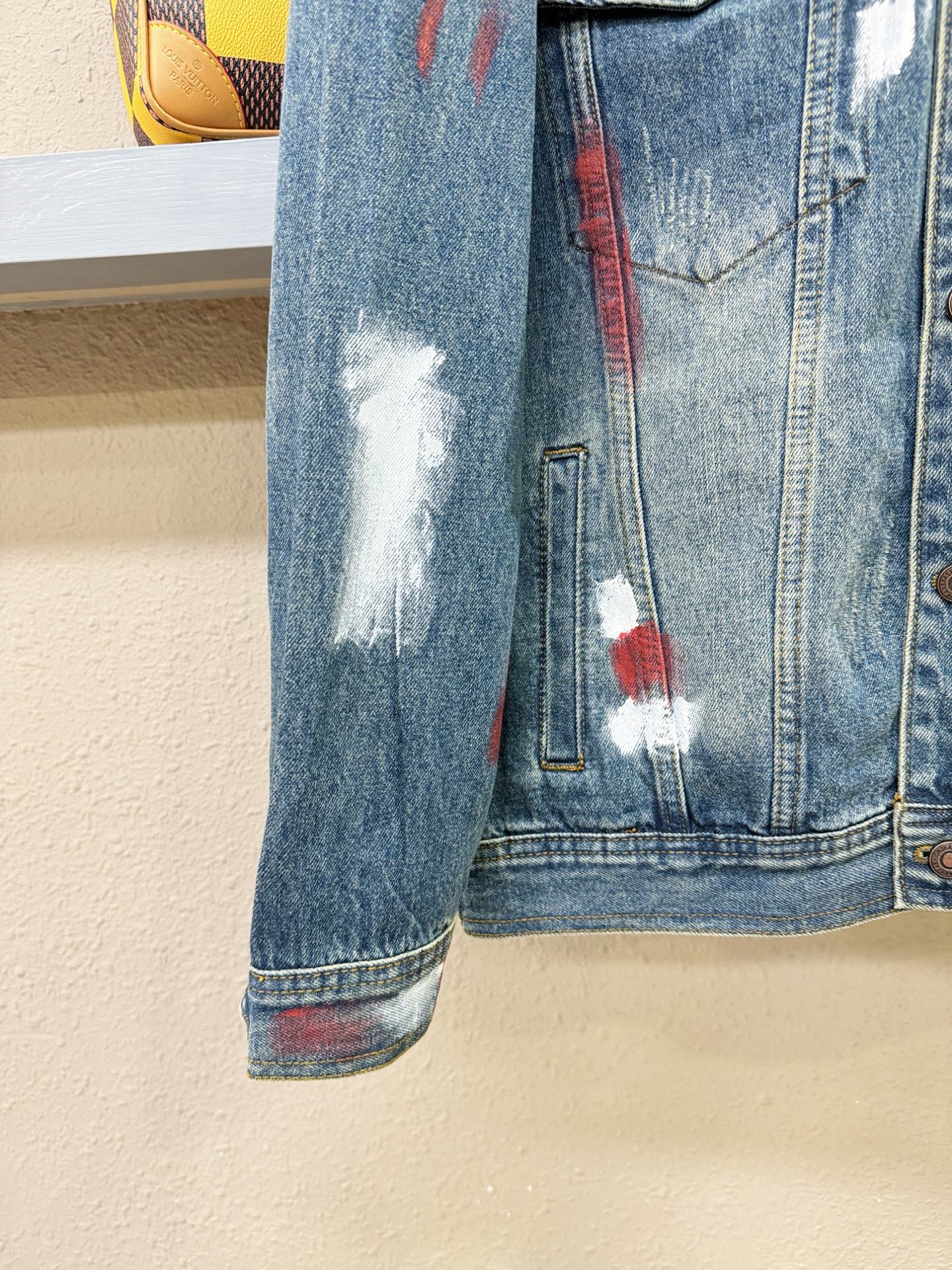 LV 2025新品牛仔外套，时装圈人气极为火热的单品，是时尚大咖们最炙手可热扭造型的必入尤物之一，塑造性