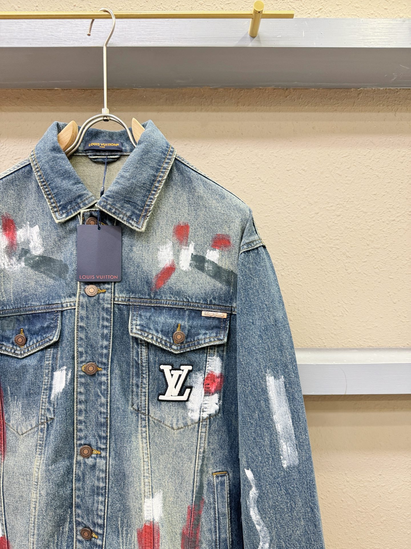 LV 2025新品牛仔外套，时装圈人气极为火热的单品，是时尚大咖们最炙手可热扭造型的必入尤物之一，塑造性