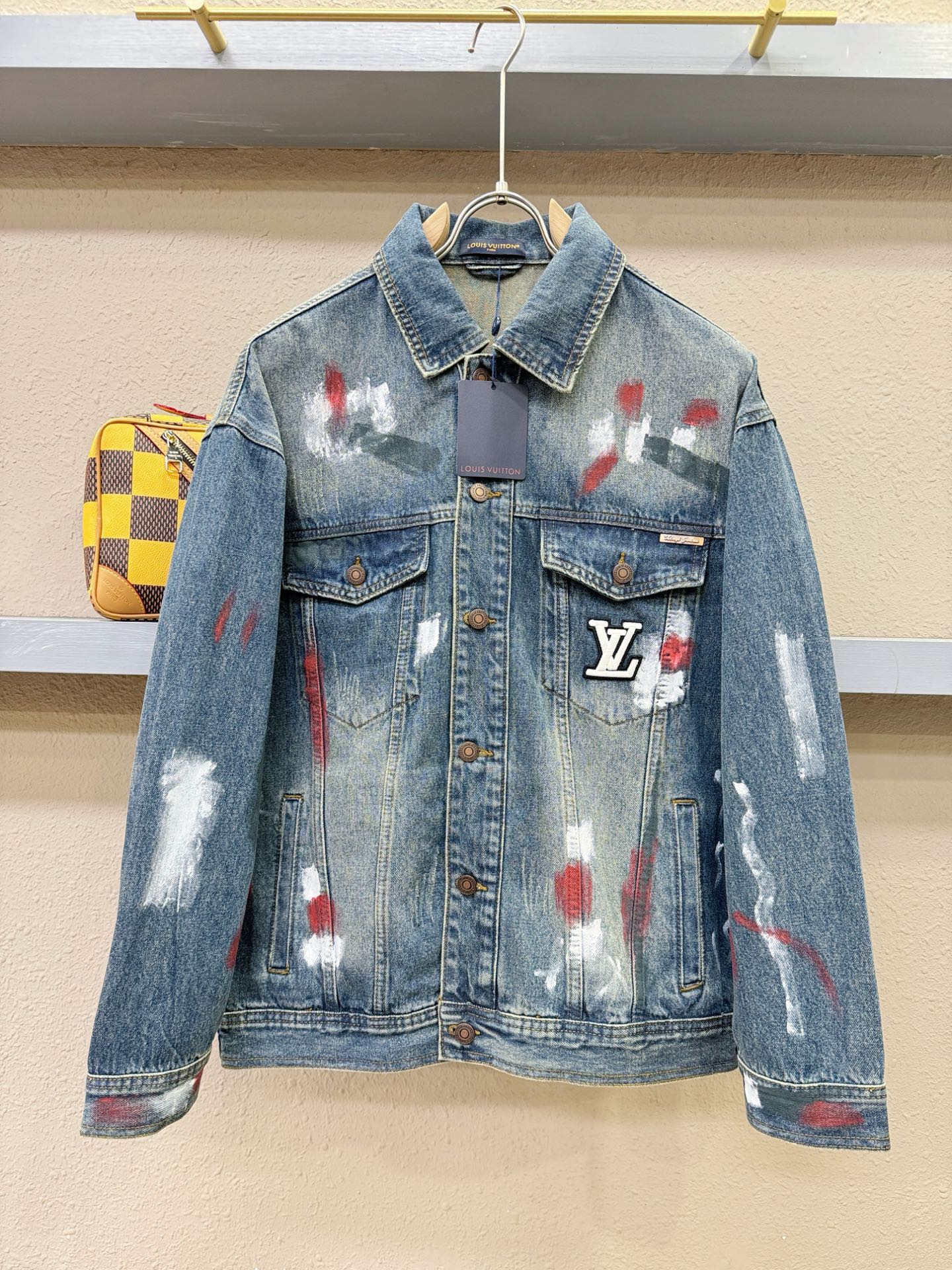 LV 2025新品牛仔外套，时装圈人气极为火热的单品，是时尚大咖们最炙手可热扭造型的必入尤物之一，塑造性