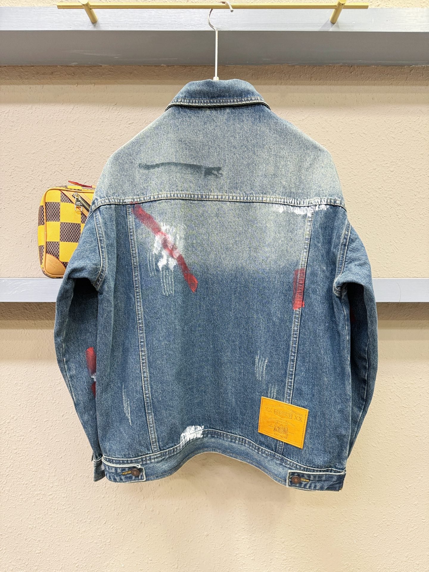 LV 2025新品牛仔外套，时装圈人气极为火热的单品，是时尚大咖们最炙手可热扭造型的必入尤物之一，塑造性