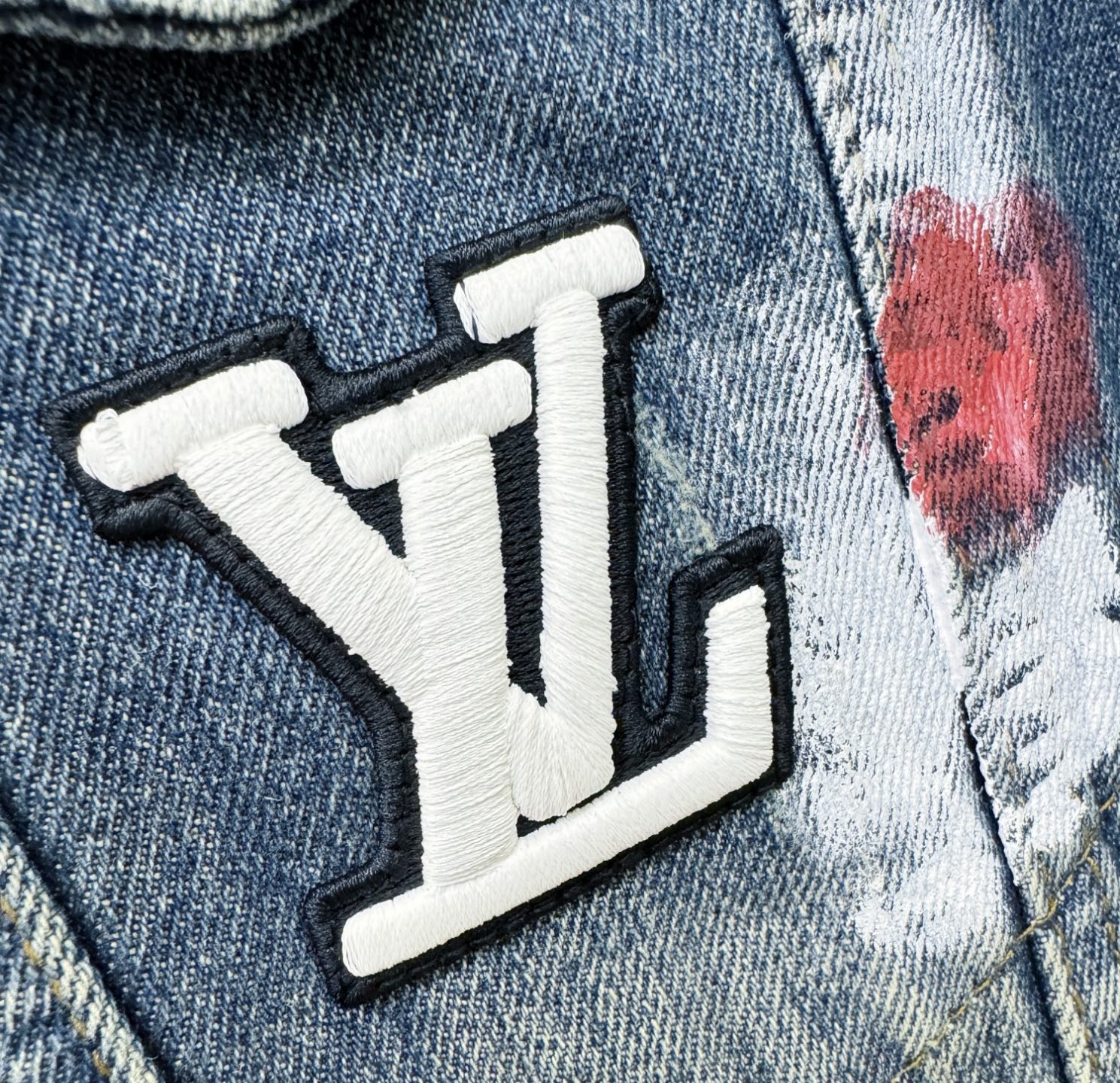 LV 2025新品牛仔外套，时装圈人气极为火热的单品，是时尚大咖们最炙手可热扭造型的必入尤物之一，塑造性