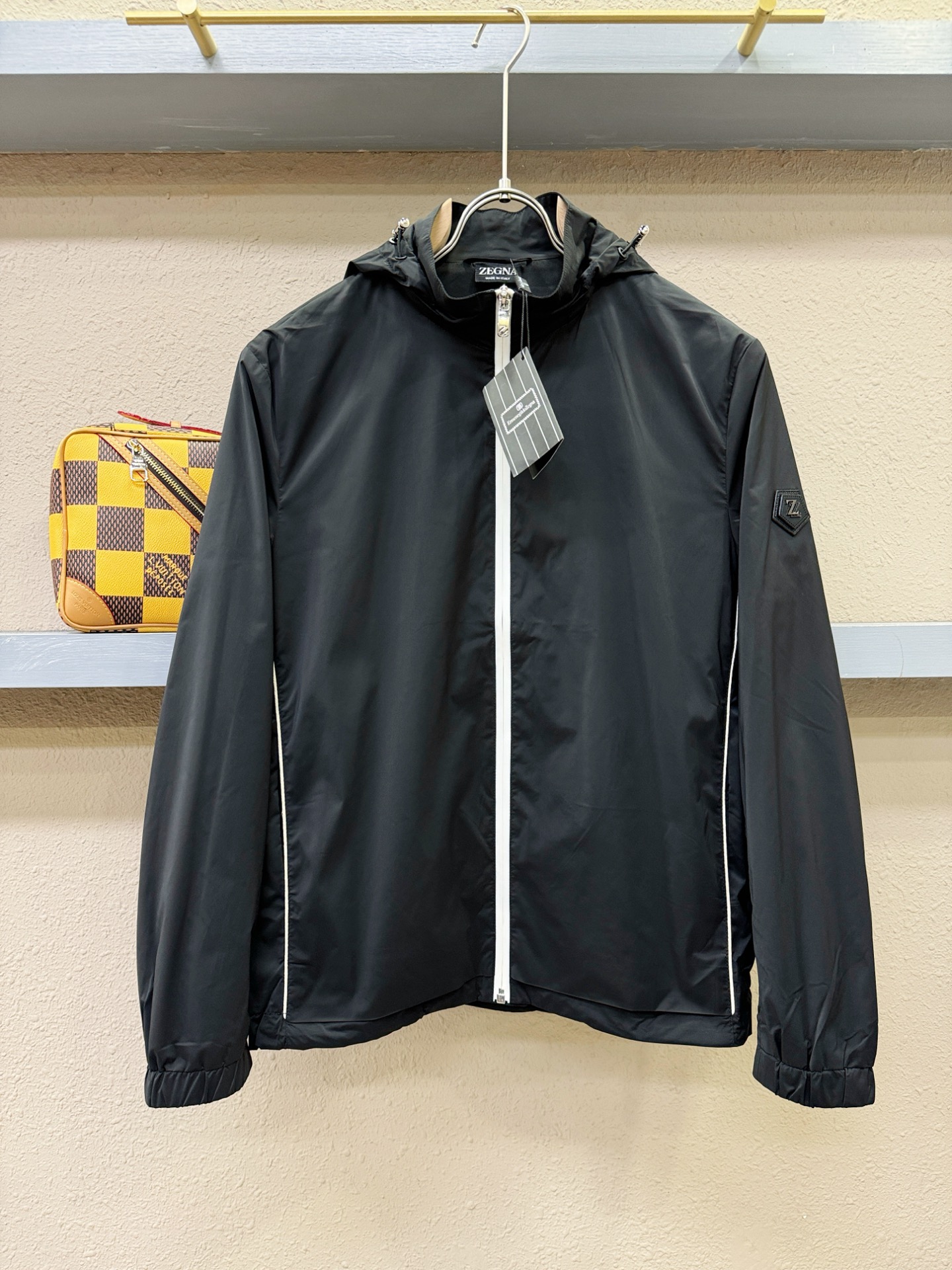 NO:123009,Ermenegildo Zeg*aJia 2025 spring new jacket jacket, imported Italian fabric fashionable jacket. Original hardware accessories, European counters synchronized, the upper body is more casual and elegant, the counter original hardware is luxurious and high-end customized accessories new work!  Luxury brand characteristics logo embellishment design, the highest quality shipment in the market, original auxiliary materials, the ultimate luxury!  Soft and comfortable. The upper body is so handsome!  Suitable for any scene!  Code count: M-3XL.,,jackets & coats,jackets & coats,alexander wang19860909Ermenegildo Zeg*a杰*亚 2025春季新款夹克外套,意大利进口面料时尚夹克外套.原版五金配件,欧洲专柜同步,上身更随意大方,专柜原版五金奢华高档定制配饰新作！奢华品牌特质logo点缀设计,市场最高品质出货、原版辅料,奢华极致！柔软舒适.上身爆帅！适合任意场景！码数:M-3XL.,,jackets & coats,jackets & coats,alexander wang,Men's clothing