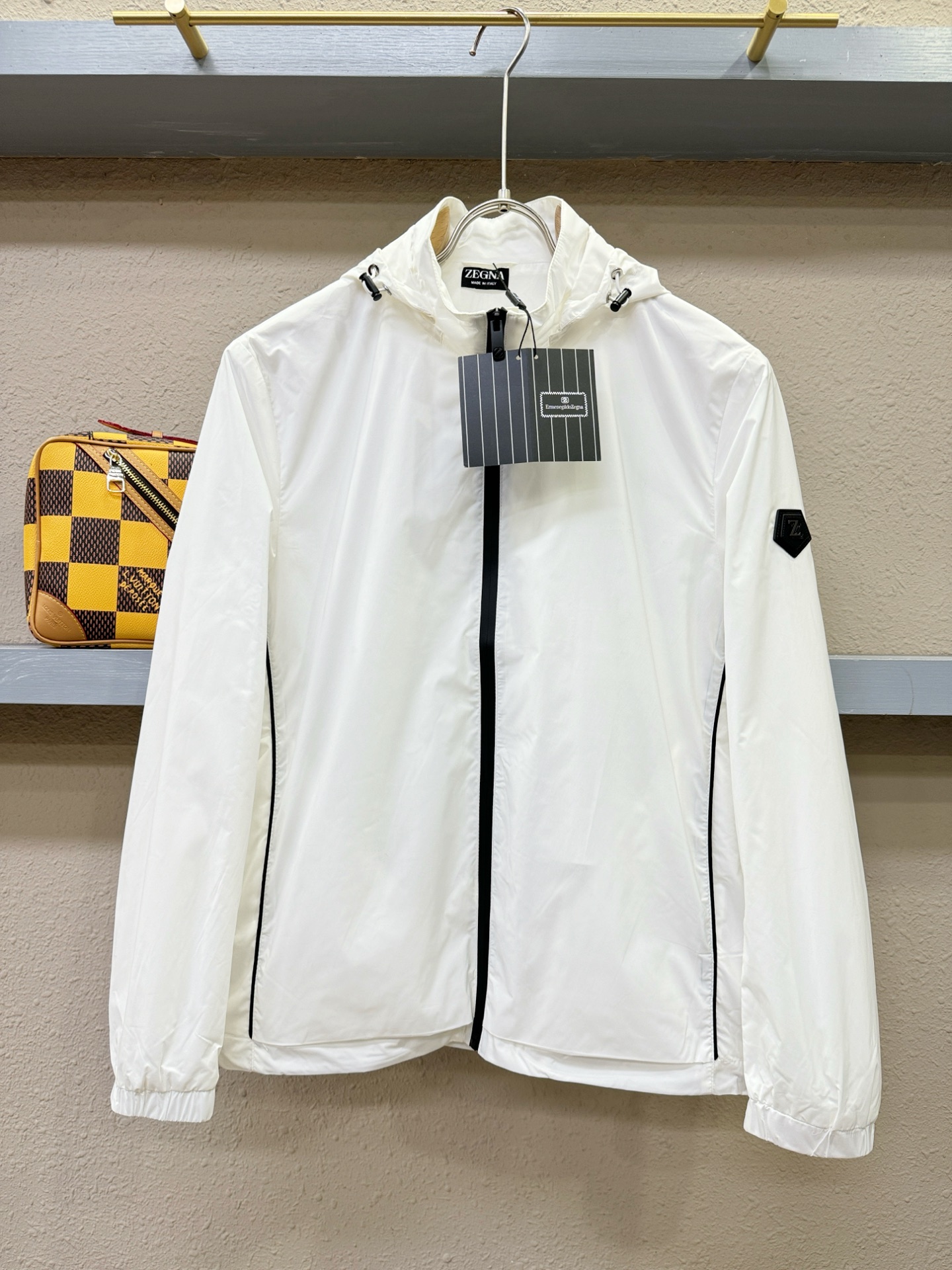 NO:123011,Ermenegildo Zeg*aJia 2025 spring new jacket jacket, imported Italian fabric fashionable jacket. Original hardware accessories, European counters synchronized, the upper body is more casual and elegant, the counter original hardware is luxurious and high-end customized accessories new work!  Luxury brand characteristics logo embellishment design, the highest quality shipment in the market, original auxiliary materials, the ultimate luxury!  Soft and comfortable. The upper body is so handsome!  Suitable for any scene!  Code count: M-3XL, Jackets & coats, Jackets & coats, alexander wang19860909Ermenegildo Zeg*a杰*亚 2025春季新款夹克外套,意大利进口面料时尚夹克外套.原版五金配件,欧洲专柜同步,上身更随意大方,专柜原版五金奢华高档定制配饰新作！奢华品牌特质logo点缀设计,市场最高品质出货、原版辅料,奢华极致！柔软舒适.上身爆帅！适合任意场景！码数:M-3XL,,jackets & coats,jackets & coats,alexander wang,Men's clothing