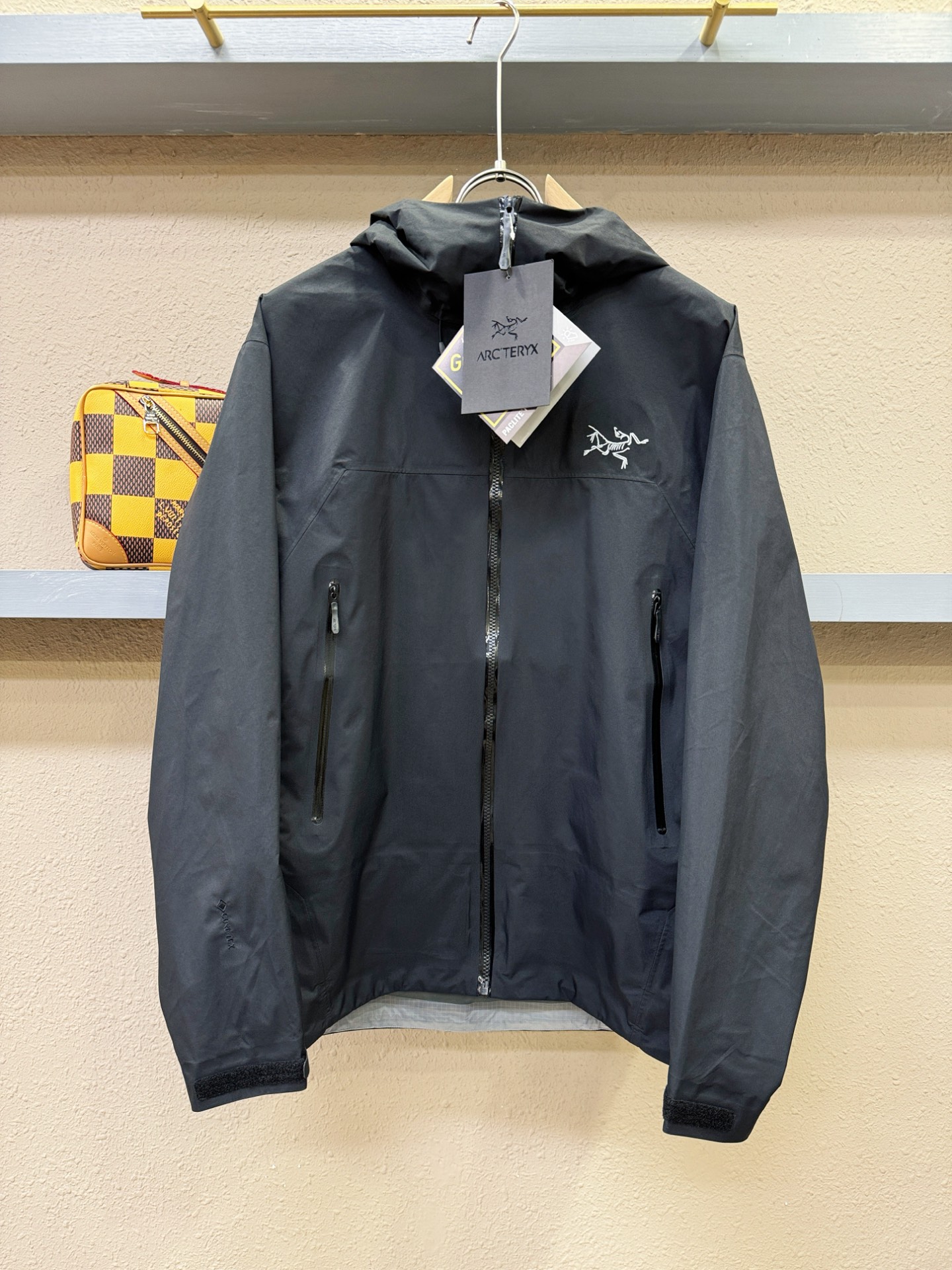 NO:123013,High-version ARC'TERYX/Archaew Bird Outdoor waterproof guide-grade jacket with functional wind zipper, Seiko embroidery, hard shell windproof waterproof jacket, full-pressure glue process, high-quality embroidery design, grade polymer material breathable film combined with textile fabric achieves the rolling effect of lotus leaf water droplets, highly lasting waterproof and breathable, excellent tear-proof performance, jacket structure is optimized. SizeS-XXL, arc'teryx, jackets & coats, alexander wang19860909高版本 ARC‘TERYX/始祖鸟 户外防水向导级冲锋衣机能风拉链夹克,精工刺绣,硬壳防风防水冲锋衣,全压胶工艺,高品质刺绣设计,级别高分子材料透气薄膜与纺织品结合 面料达到荷叶水珠滚动效果,高度持久防水透气,防撕裂性能优异 夹克结构经优化.SizeS-XXL,arc'teryx,jackets & coats,alexander wang,Men's clothing