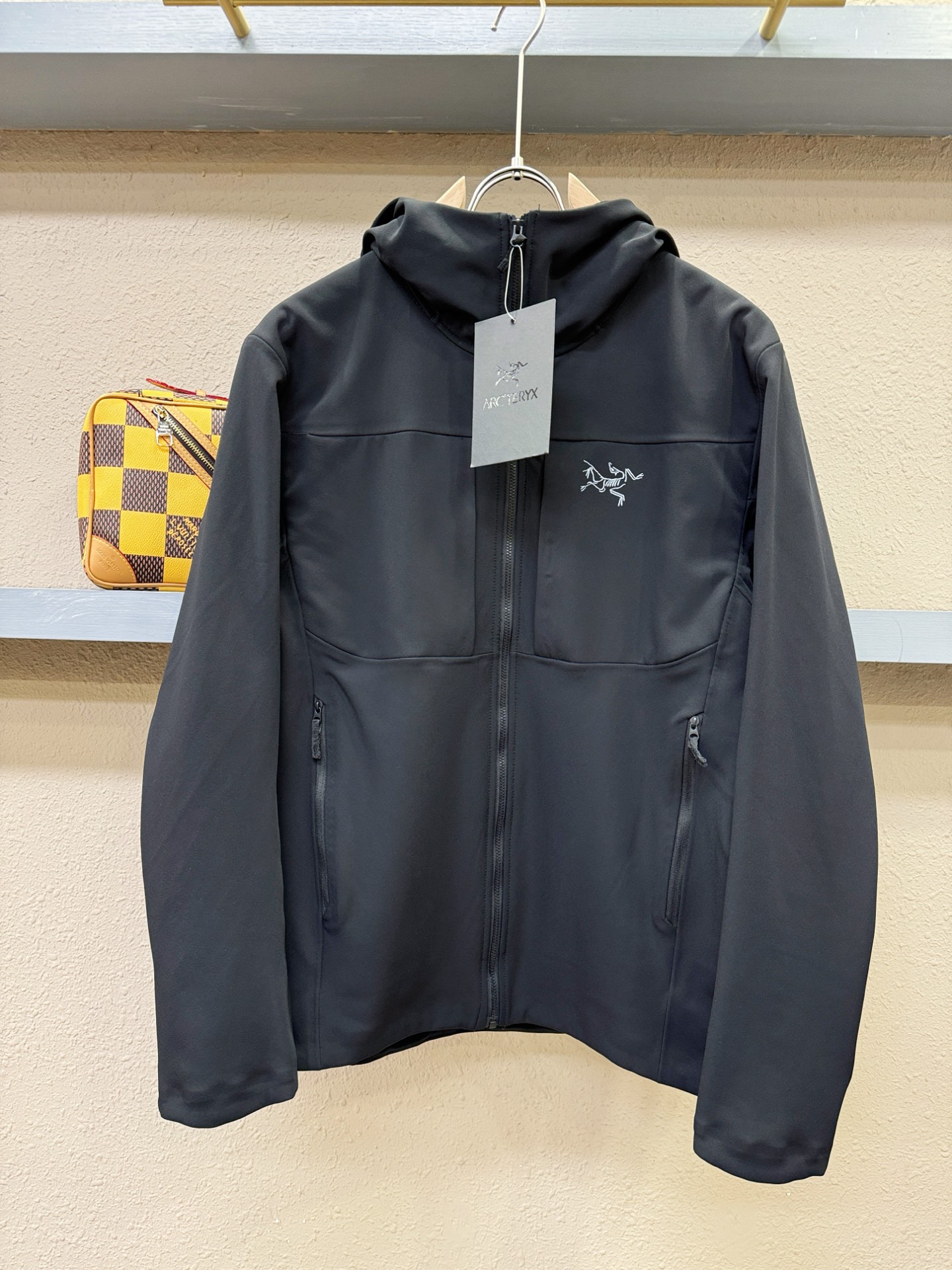 NO:122998,ARC'TERYX/Archaew Bird Outdoor waterproof guide grade surge suit functional wind zipper jacket, Seiko embroidery, soft shell windproof waterproof jacket, high-quality embroidery design, grade polymer material breathable film combined with textile fabric achieves the rolling effect of lotus leaf water droplets, highly lasting waterproof and breathable, excellent tear-proof performance, jacket structure is optimized. SizeS-XXL, arc'teryx, jackets & coats, alexander wang19860909ARC‘TERYX/始祖鸟 户外防水向导级冲锋衣机能风拉链夹克,精工刺绣,软壳防风防水冲锋衣,高品质刺绣设计,级别高分子材料透气薄膜与纺织品结合 面料达到荷叶水珠滚动效果,高度持久防水透气,防撕裂性能优异 夹克结构经优化.SizeS-XXL,arc'teryx,jackets & coats,alexander wang,Men's clothing