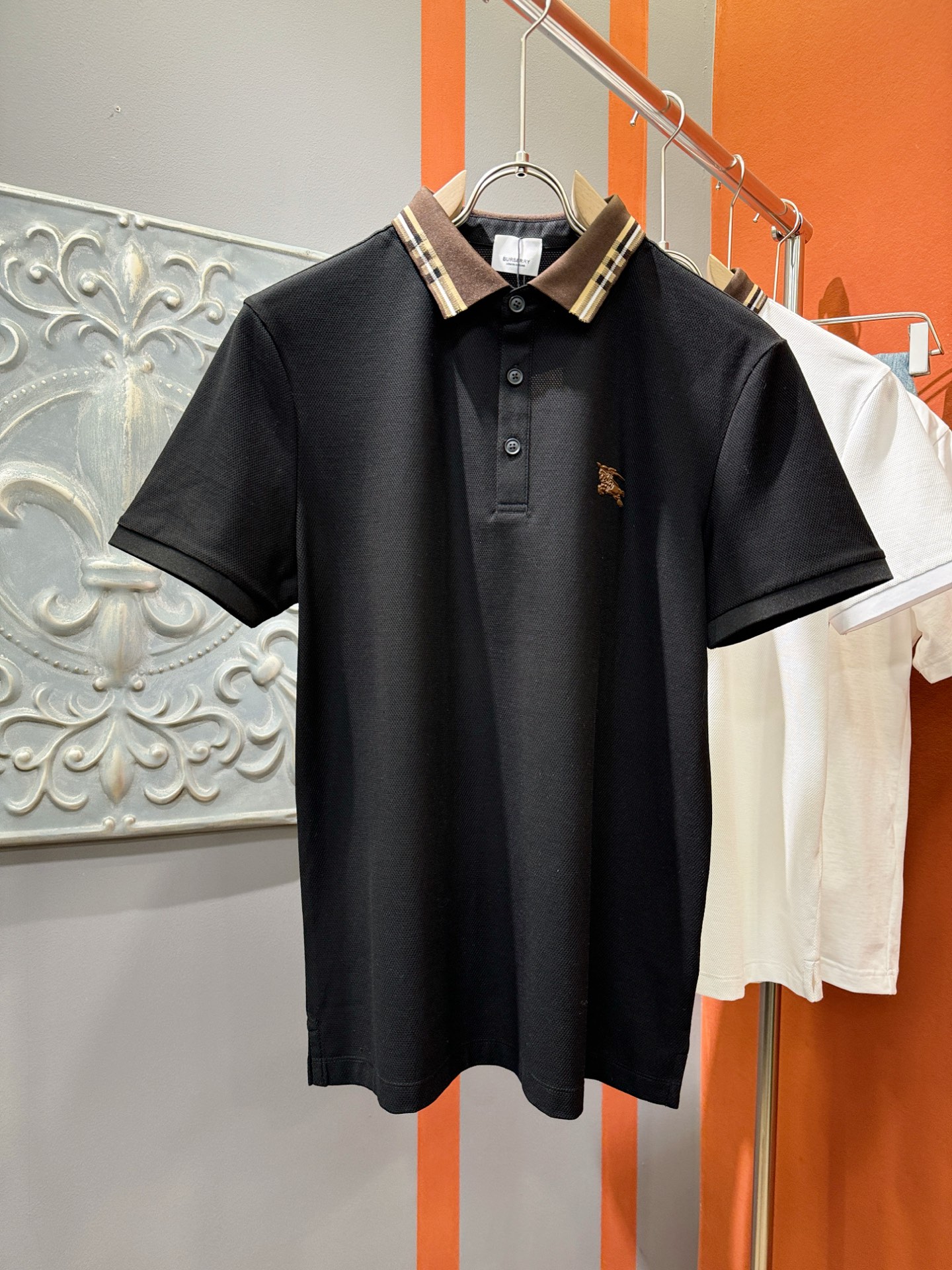 NO:126473,BURBERRY 2025 official spring and summer new style, the counter is launched simultaneously. Men's lapel short-sleeved POLO shirt, exquisite chest logo, high-end main line series, imported mercerized bead floor cotton fabric, fabric attributes are all excellent, creating a unique fabric type. First-class texture, excellent skin-friendly, silky and delicate touch, iconic electroplated buttons, fashionable three-button opening and closing placket design, paired with small lapels, fashionable and age-reducing, the upper body is full of Italian tone, full of shape. M-4XL (48-58), burberry, burberry, T-shirt, alexander wang19860909BURBERRY巴宝莉 2025官方春夏新款 专柜同步上市 男士翻领短袖POLO衫,胸口精致Logo,高端主线系列,进口丝光珠地棉面料,面料属性皆为上乘,缔造出独一无二的面料类型.质感一流,亲肤性极佳,触感丝滑细腻,标志性电镀纽扣,时尚三扣开合门襟设计,搭配小翻领时尚且减龄,上身满满的意式腔调感,型格十足.码数M-4XL（48-58）,,burberry,burberry,T-shirt,alexander wang,Men's clothing