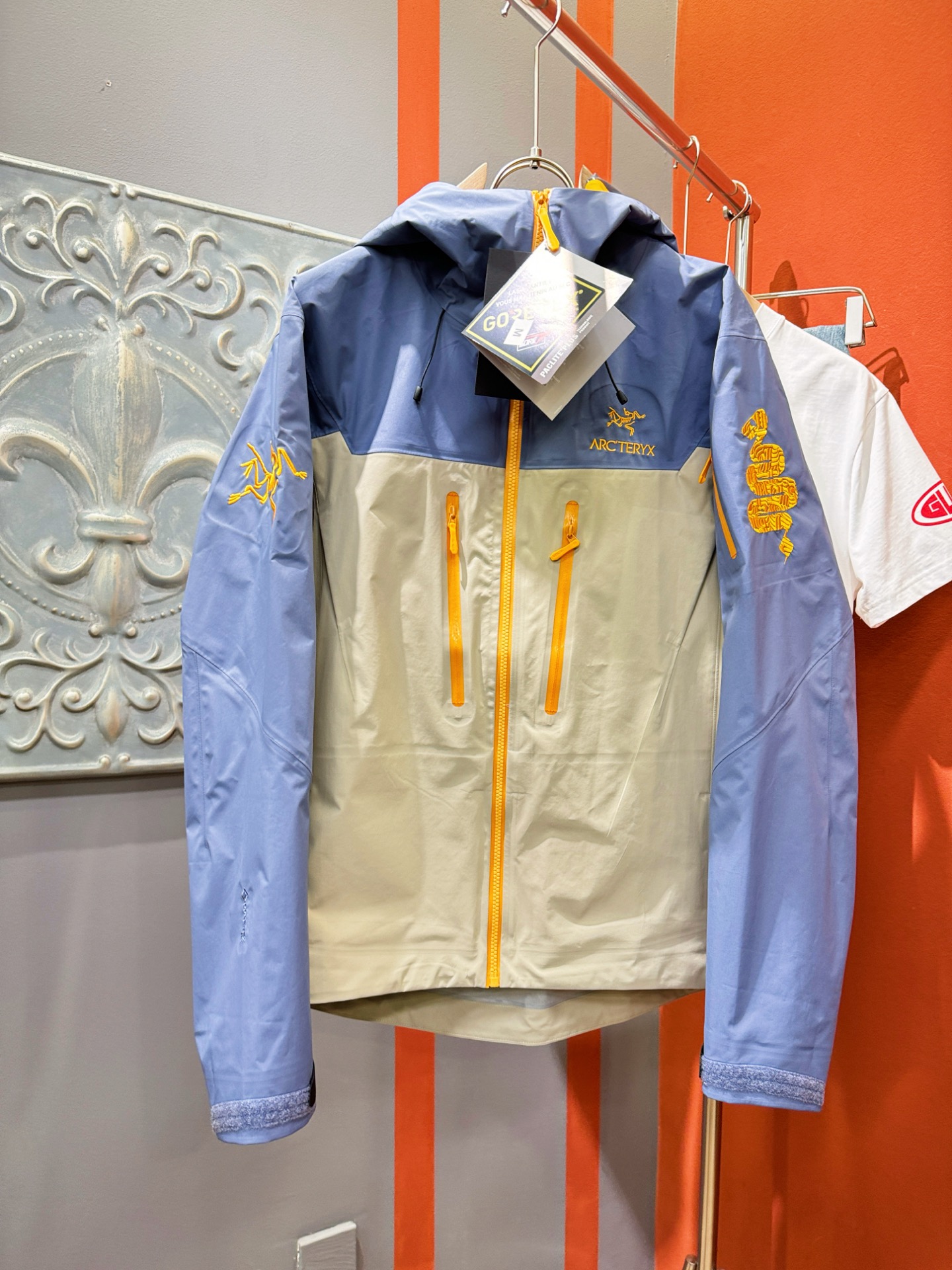 NO:126467,High-version ARC'TERYX/Archaew Bird outdoor waterproof guide grade surge jacket, functional wind zipper jacket, Seiko embroidery, new hard shell windproof waterproof jacket in the Year of the Snake, full-pressure glue process, high-quality embroidery design, grade polymer material breathable film combined with textile fabric achieves the rolling effect of lotus leaf water droplets, highly lasting waterproof and breathable, excellent tear-proof performance, jacket structure is optimized. SizeS-XXL, arc'teryx, jackets & coats, alexander wang19860909高版本 ARC‘TERYX/始祖鸟户外防水向导级冲锋衣机能风拉链夹克,精工刺绣,蛇年新品硬壳防风防水冲锋衣,全压胶工艺,高品质刺绣设计,级别高分子材料透气薄膜与纺织品结合 面料达到荷叶水珠滚动效果,高度持久防水透气,防撕裂性能优异 夹克结构经优化.SizeS-XXL,arc'teryx,jackets & coats,alexander wang,Men's clothing