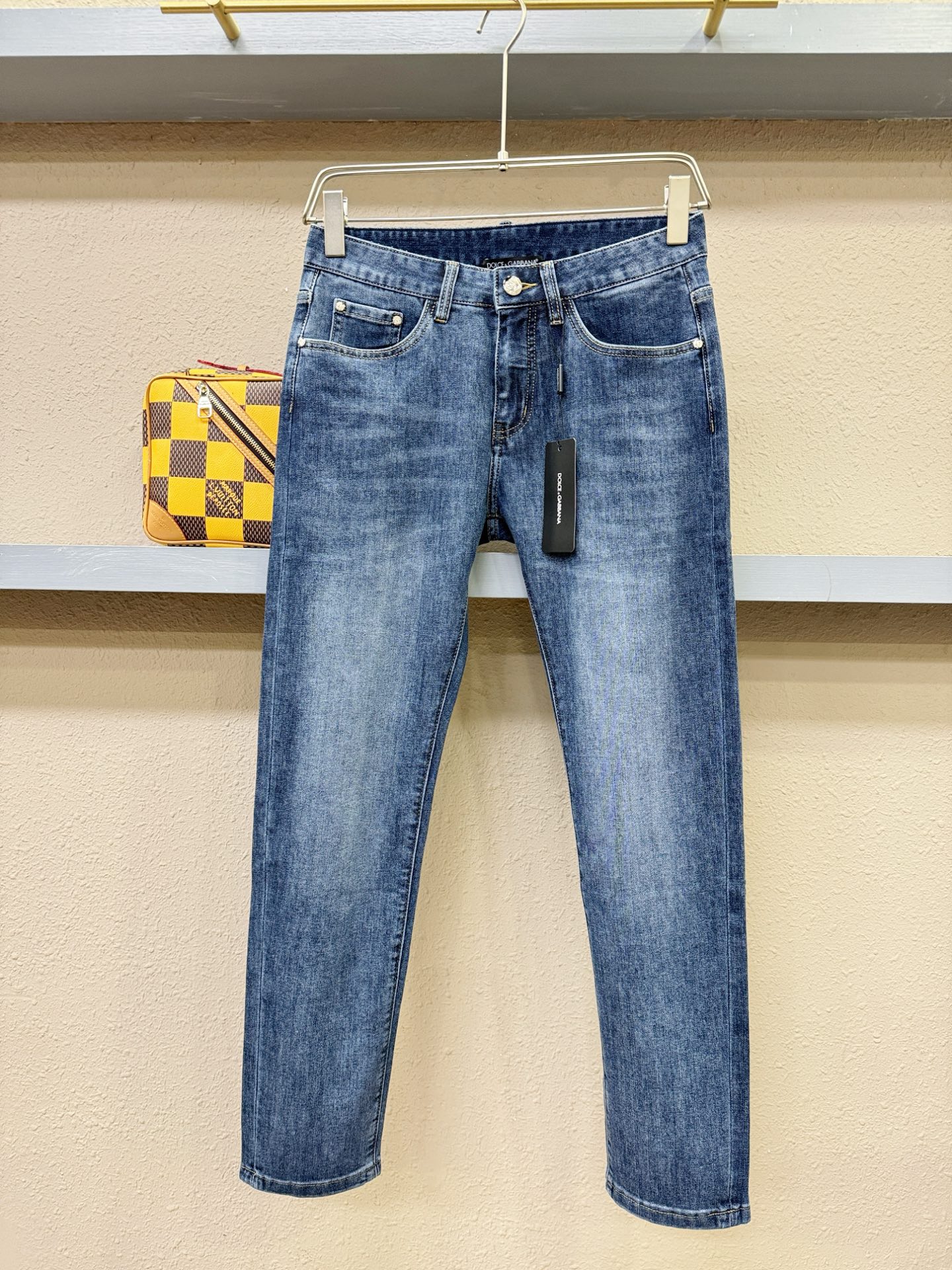 NO:126464,DG original single jeans new original jeans original heavy-duty creation, brand classic LOGO design, complete three standards!  Original hardware accessories. Customized denim fabrics for counters, completely suitable for counters. Welcome to try them on before purchasing them. Good goods are not afraid of comparison. Number 29-38 (no 37), Dolce & Gabbana, jeans, alexander wang19860909DG 原单牛仔裤 新款原版牛仔裤 原版重工打造,品牌经典LOGO设计,三标齐全！原版五金辅料.专柜定制牛仔面料,完全对版专柜,欢迎专柜试穿后再购买,好货不怕比.码数29-38(无37),,Dolce&Gabbana,jeans,alexander wang,Men's clothing