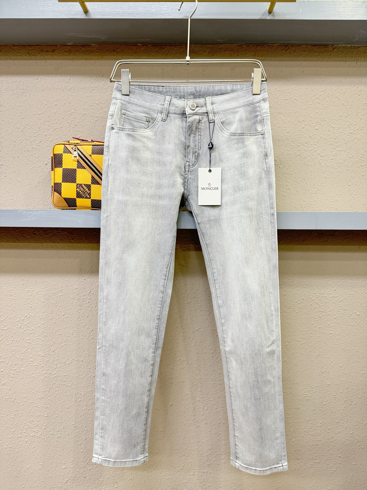 NO:126458,Moncler cover, original single jeans, new original jeans, original heavy-duty creation, brand classic LOGO design, complete three standards!  Original hardware accessories. Custom denim fabrics for counters, completely suitable for counters. Welcome to try them on before purchasing them. Good goods are not afraid of comparison. Number 29-38 (no 37).,,christian louboutin,Moncler,jeans,alexander wang19860909Moncler蒙口 原单牛仔裤 新款原版牛仔裤 原版重工打造,品牌经典LOGO设计,三标齐全！原版五金辅料.专柜定制牛仔面料,完全对版专柜,欢迎专柜试穿后再购买,好货不怕比.码数29-38(无37).,,christian louboutin,Moncler,jeans,alexander wang,Men's clothing