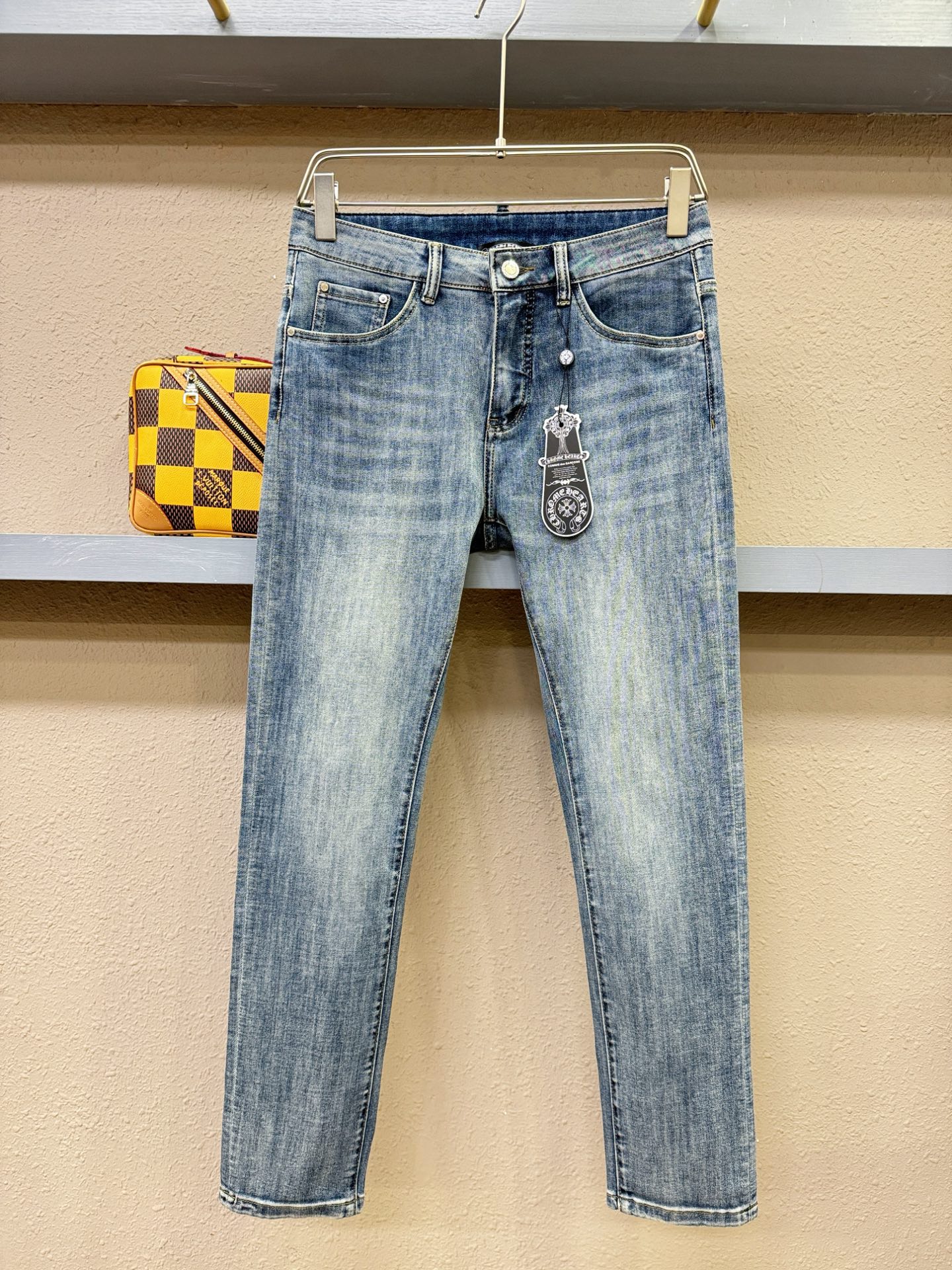 NO:126461,CHROME HEARTS Original single jeans New original jeans Original heavy-duty creation, brand classic LOGO design, complete three standards!  Original hardware accessories. Custom denim fabrics for counters, completely suitable for counters. Welcome to try them on before purchasing them. Good goods are not afraid of comparison. Number 29-38 (no 37), chrome hearts, chrome hearts, jeans, alexander wang19860909CHROME HEARTS 克罗心 原单牛仔裤 新款原版牛仔裤 原版重工打造,品牌经典LOGO设计,三标齐全！原版五金辅料.专柜定制牛仔面料,完全对版专柜,欢迎专柜试穿后再购买,好货不怕比.码数29-38(无37),,chrome hearts,chrome hearts,jeans,alexander wang,Men's clothing