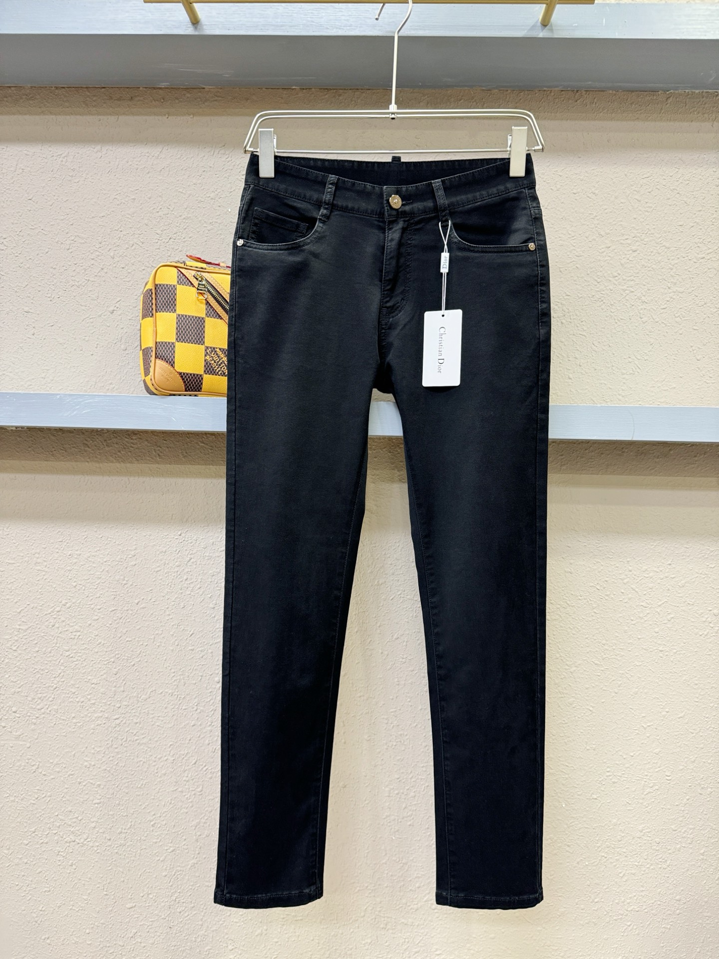 NO:126483,Dior Original Single Jeans New Original Jeans Original Heavy Industry Creation, Brand Classic Logo Design, Complete Three Standards!  Original hardware accessories. Customized denim fabrics for counters, completely suitable for counters. Welcome to try them on before purchasing them. Good goods are not afraid of comparison. Number 29-38 (no 37), dior, dior, jeans, alexander wang19860909Dior迪奥 原单牛仔裤 新款原版牛仔裤 原版重工打造,品牌经典LOGO设计,三标齐全！原版五金辅料.专柜定制牛仔面料,完全对版专柜,欢迎专柜试穿后再购买,好货不怕比.码数29-38(无37),,dior,dior,jeans,alexander wang,Men's clothing