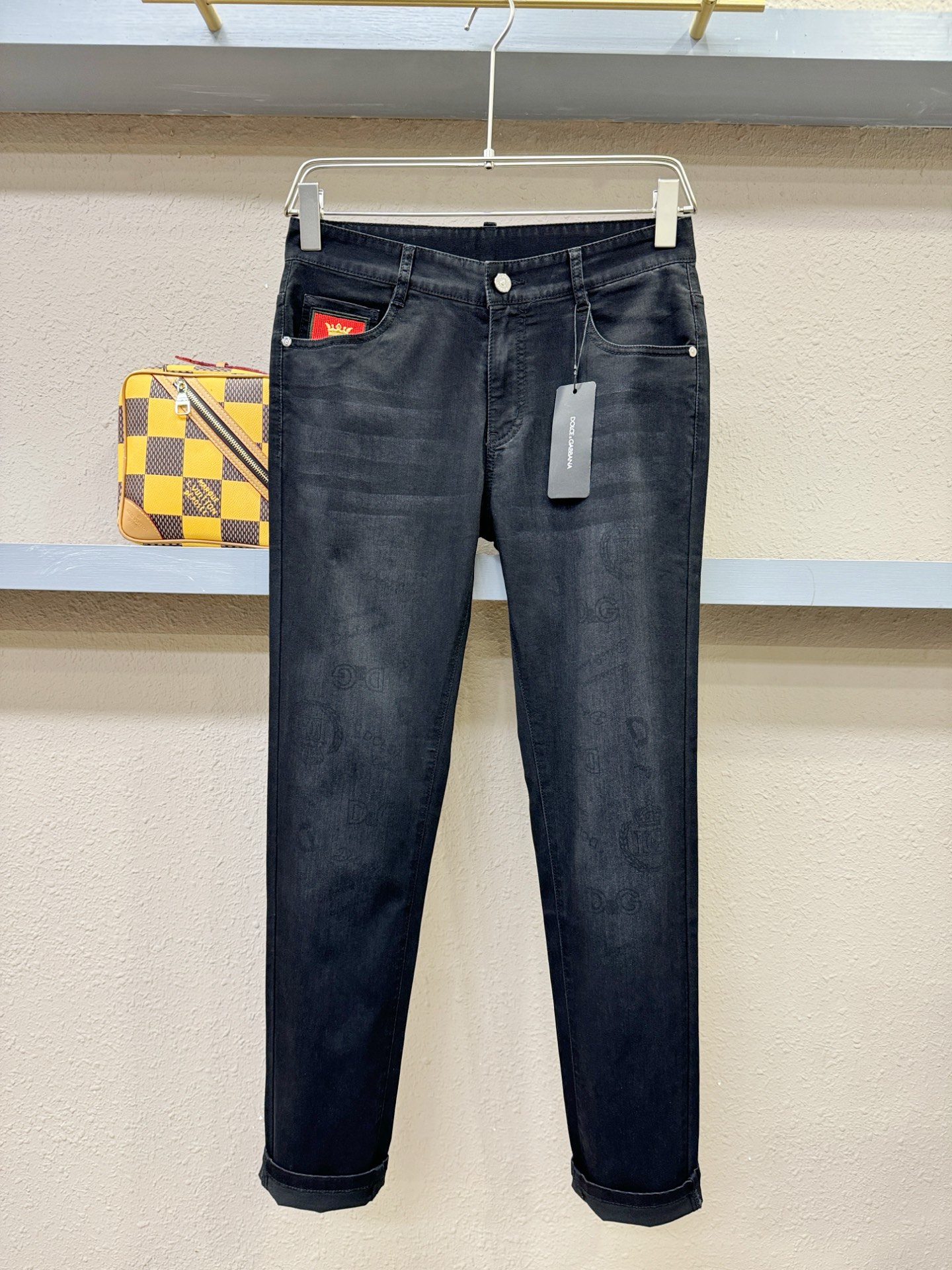 NO:126481,DG original single jeans new original jeans original heavy-duty creation, brand classic LOGO design, complete three standards!  Original hardware accessories. Customized denim fabrics for counters, completely suitable for counters. Welcome to try them on before purchasing them. Good goods are not afraid of comparison. Number 29-38 (no 37), Dolce & Gabbana, jeans, alexander wang19860909DG 原单牛仔裤 新款原版牛仔裤 原版重工打造,品牌经典LOGO设计,三标齐全！原版五金辅料.专柜定制牛仔面料,完全对版专柜,欢迎专柜试穿后再购买,好货不怕比.码数29-38(无37),,Dolce&Gabbana,jeans,alexander wang,Men's clothing