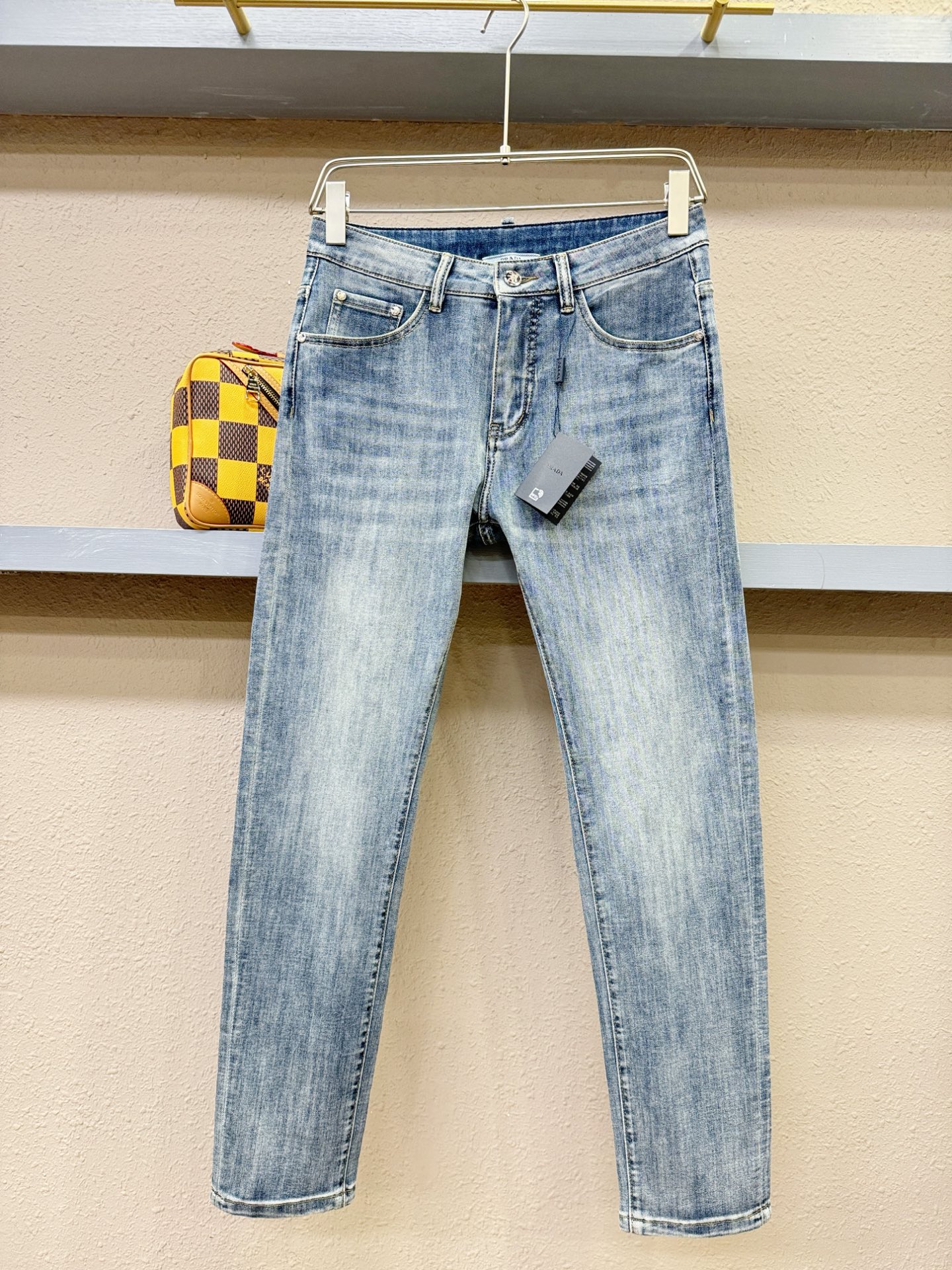 NO:126478,PRADA original single jeans new original jeans original heavy-duty creation, brand classic LOGO design, complete three standards!  Original hardware accessories. Customized denim fabrics for counters, completely suitable for counters. Welcome to try them on before purchasing them. Good goods are not afraid of comparison. Number 29-38 (no 37), prada, prada, jeans, alexander wang19860909PRADA 普拉达 原单牛仔裤 新款原版牛仔裤 原版重工打造,品牌经典LOGO设计,三标齐全！原版五金辅料.专柜定制牛仔面料,完全对版专柜,欢迎专柜试穿后再购买,好货不怕比.码数29-38(无37),,prada,prada,jeans,alexander wang,Men's clothing