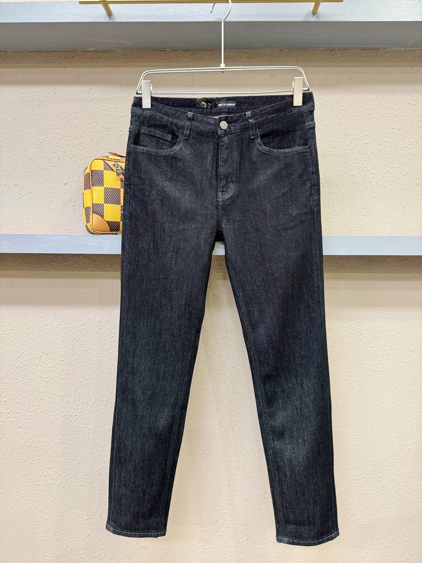 NO:126476,Armani original single jeans 2025 new product, original jeans original heavy industry creation, brand classic LOGO design, complete three standards!  Original hardware accessories. Custom denim fabrics for counters, completely suitable for counters. Welcome to try them on before purchasing them. Good goods are not afraid of comparison. Number 29-38 (no 35.37), Armani, Armani, jeans, alexander wang19860909Armani 阿玛尼 原单牛仔裤 2025新品,原版牛仔裤 原版重工打造,品牌经典LOGO设计,三标齐全！原版五金辅料.专柜定制牛仔面料,完全对版专柜,欢迎专柜试穿后再购买,好货不怕比.码数29-38(无35.37),,armani,armani,jeans,alexander wang,Men's clothing