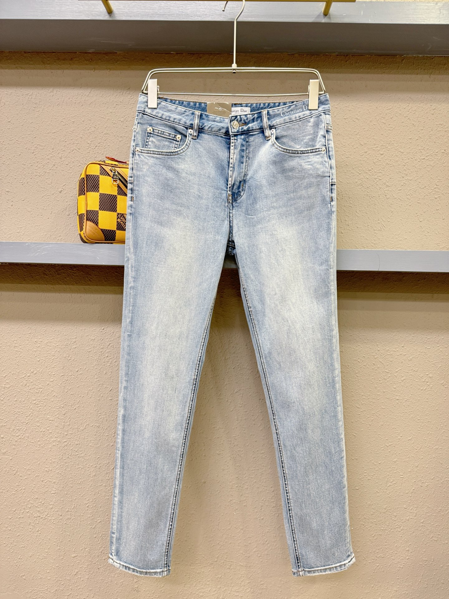 NO:126472,Dior Original Single Jeans 2025 new product, original jeans original heavy industry creation, brand classic LOGO design, complete three standards!  Original hardware accessories. Customized denim fabrics for counters, completely suitable for counters. Welcome to try them on before purchasing them. Good goods are not afraid of comparison. Number 29-38 (no 35.37), dior, dior, jeans, alexander wang19860909Dior迪奥 原单牛仔裤 2025新品,原版牛仔裤 原版重工打造,品牌经典LOGO设计,三标齐全！原版五金辅料.专柜定制牛仔面料,完全对版专柜,欢迎专柜试穿后再购买,好货不怕比.码数29-38(无35.37),,dior,dior,jeans,alexander wang,Men's clothing