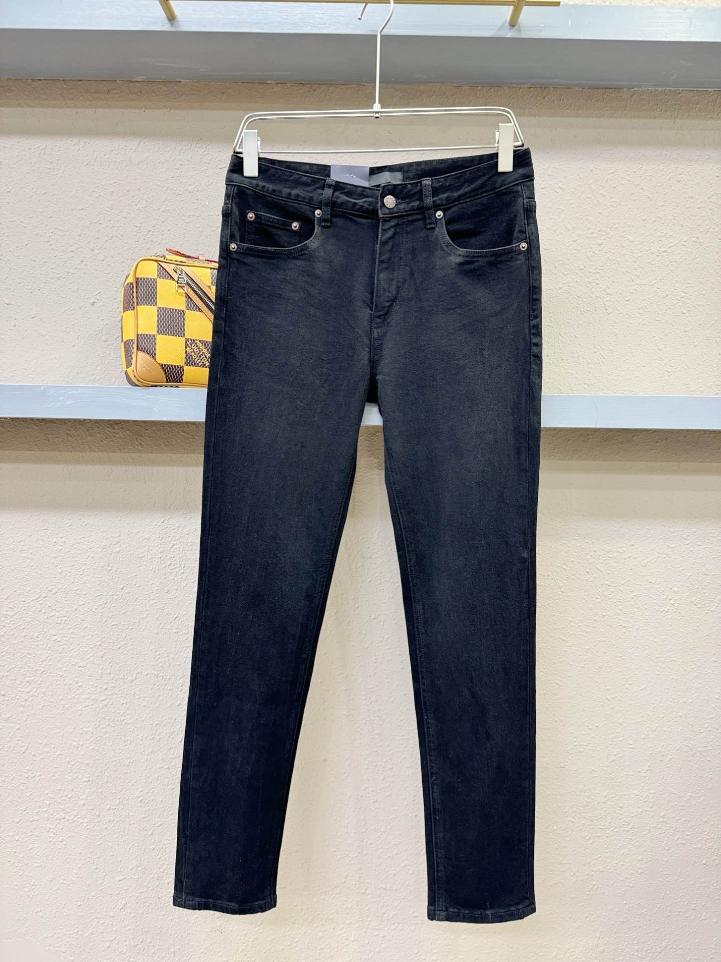 NO:126468,PRADA original single jeans 2025 new product, original jeans original heavy industry creation, brand classic LOGO design, complete three standards!  Original hardware accessories. Customized denim fabrics for counters, completely suitable for counters. Welcome to try them on before purchasing them. Good goods are not afraid of comparison. Number 29-38 (no 35.37), prada, prada, jeans, alexander wang19860909PRADA 普拉达 原单牛仔裤 2025新品,原版牛仔裤 原版重工打造,品牌经典LOGO设计,三标齐全！原版五金辅料.专柜定制牛仔面料,完全对版专柜,欢迎专柜试穿后再购买,好货不怕比.码数29-38(无35.37),,prada,prada,jeans,alexander wang,Men's clothing