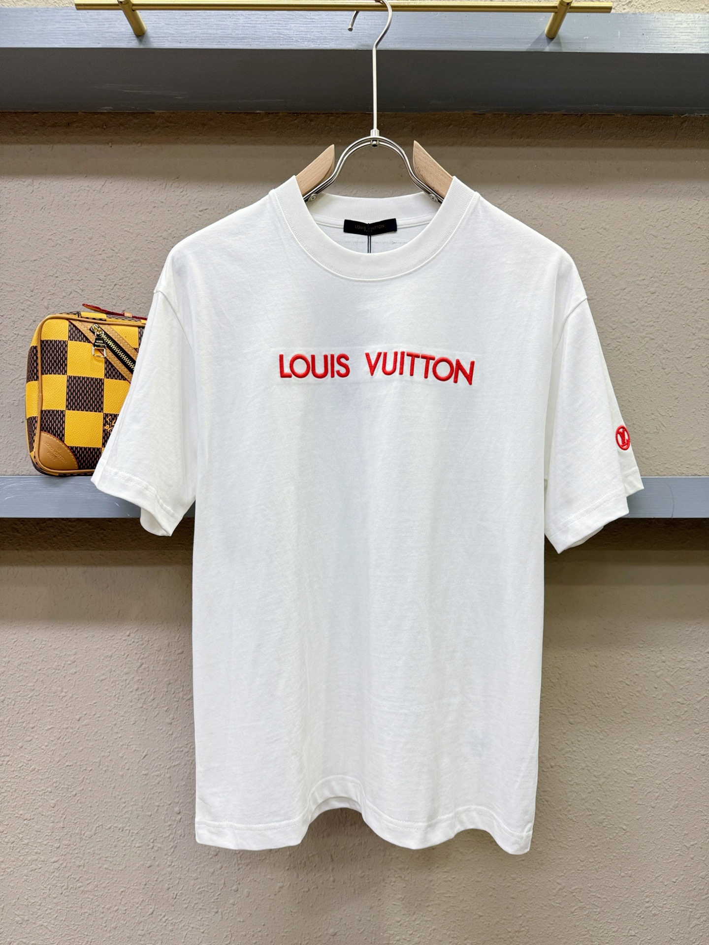 NO:126462,LV 2025 spring and summer new short-sleeved T-shirt!  Fashionable casual short-sleeved T-shirt with catwalk patterns!  Design logo design!  The most designed and selected customer-supplied cotton fabrics are soft and skin-friendly, comfortable and breathable, and you can’t picky about the physical objects!  Loose, small, shoulder-dead round neck cut, genderless couple mixed styles, opening up a new fashion charm!  Different from the market version, complete three standards, the same style as men and women. The high-end custom series!  Size S-XL, louis vuitton, T-shirt,tees, t-shirt,alexander wang19860909LV 2025春夏新款短袖T恤！走秀图案时尚休闲短袖T恤衫！设计logo设计！极具设计精选客供全棉面料,手感柔软亲肤,着身舒适透气性都无法挑剔,实物绝对会让你爱不释手！宽松小落肩的圆领版型裁剪,无性别主义的情侣混穿款式,打开全新的时装新韵味！区别市场版本,三标齐全,男女同款.高定系列！尺码S-XL,,louis vuitton,T-shirt,tees，t-shirt,alexander wang,Men's clothing