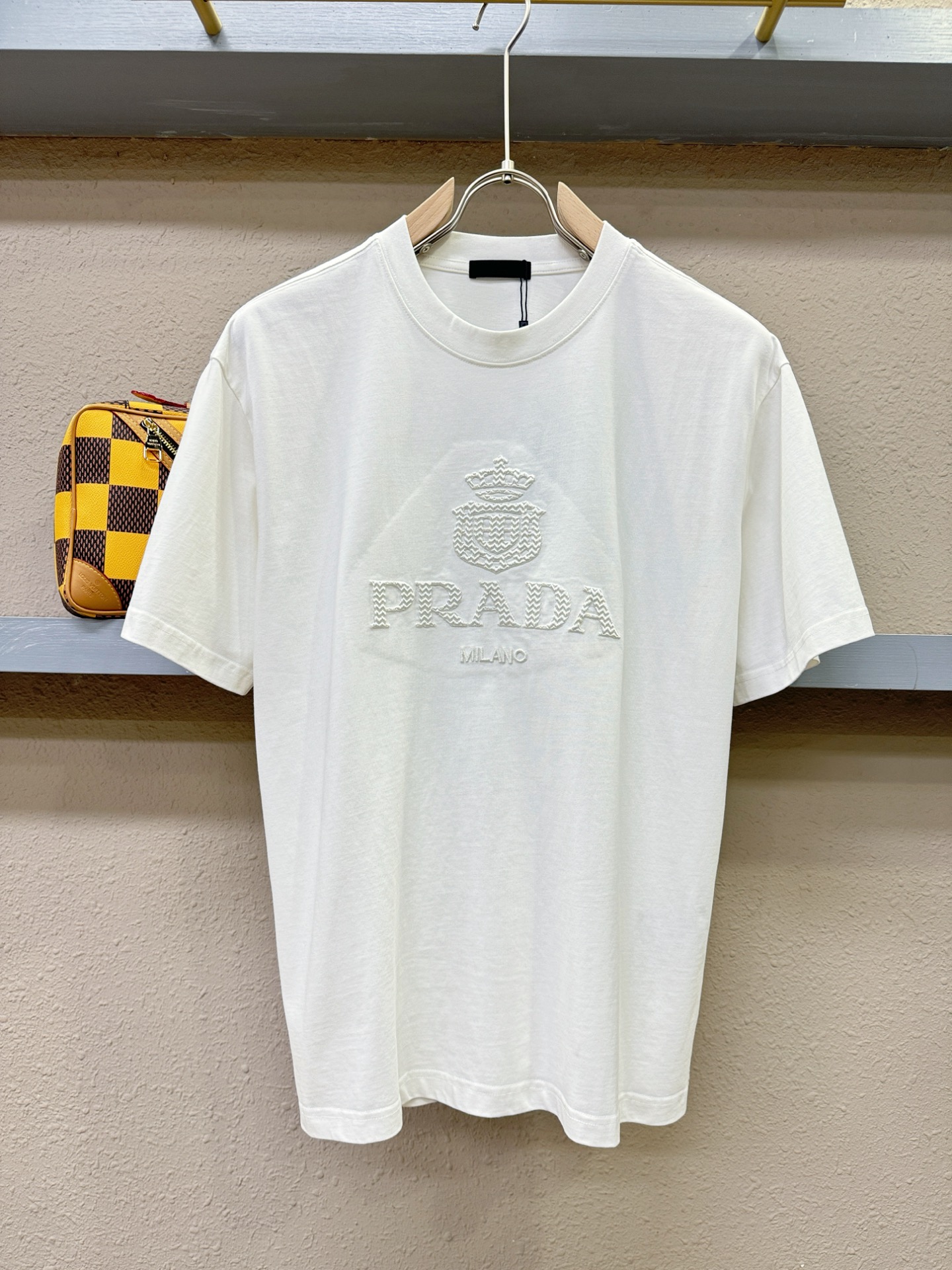 NO:126459,PRADA 2025 Spring and Summer New Short-sleeved T-shirt!  Fashionable casual short-sleeved T-shirt with catwalk patterns!  Design logo design!  The most designed and selected customer-supplied cotton fabrics are soft and skin-friendly, comfortable and breathable, and you can’t picky about the physical objects!  Loose, small, shoulder-dead round neck cut, genderless couple mixed styles, opening up a new fashion charm!  Different from the market version, complete three standards, the same style as men and women. The high-end custom series!  Size S-XL, prada, prada, T-shirt,tees, t-shirt,alexander wang19860909PRADA 普拉达 2025春夏新款短袖T恤！走秀图案时尚休闲短袖T恤衫！设计logo设计！极具设计精选客供全棉面料,手感柔软亲肤,着身舒适透气性都无法挑剔,实物绝对会让你爱不释手！宽松小落肩的圆领版型裁剪,无性别主义的情侣混穿款式,打开全新的时装新韵味！区别市场版本,三标齐全,男女同款.高定系列！尺码S-XL,,prada,prada,T-shirt,tees，t-shirt,alexander wang,Men's clothing