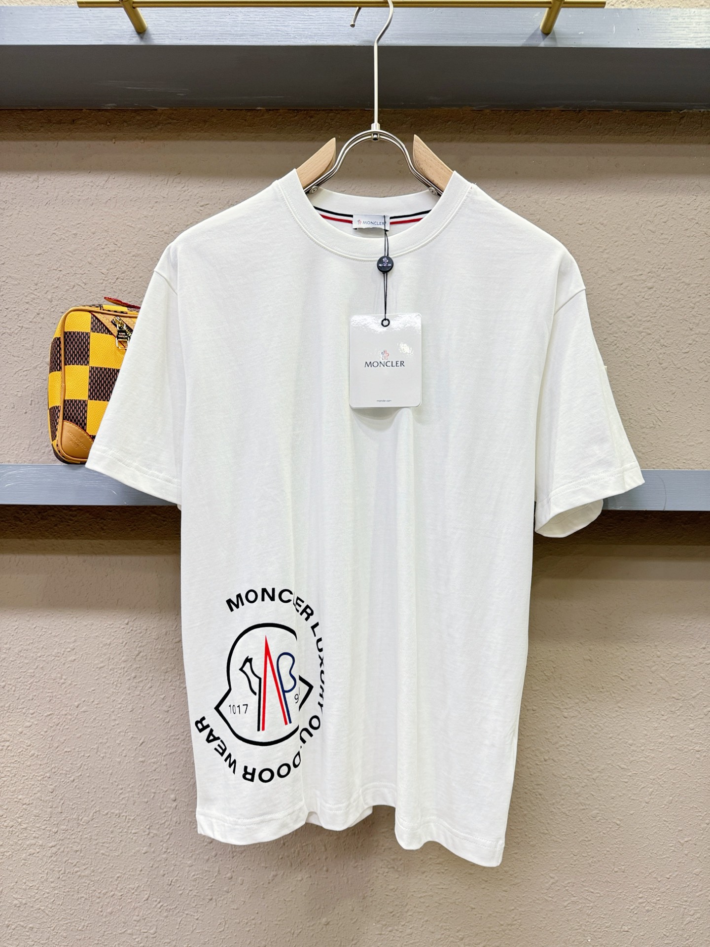 NO:126456,Moncler cover-up 2025 spring and summer new short-sleeved T-shirt!  Fashionable casual short-sleeved T-shirt with catwalk patterns!  Design logo design!  The most designed and selected customer-supplied cotton fabrics are soft and skin-friendly, comfortable and breathable, and you can’t picky about the physical objects!  Loose, small, shoulder-dead round neck cut, genderless couple mixed styles, opening up a new fashion charm!  Different from the market version, complete three standards, the same style as men and women. The high-end custom series!  Size S-XL, christian louboutin, Moncler, T-shirt, tees, t-shirt, alexander wang19860909Moncler蒙口 2025春夏新款短袖T恤！走秀图案时尚休闲短袖T恤衫！设计logo设计！极具设计精选客供全棉面料,手感柔软亲肤,着身舒适透气性都无法挑剔,实物绝对会让你爱不释手！宽松小落肩的圆领版型裁剪,无性别主义的情侣混穿款式,打开全新的时装新韵味！区别市场版本,三标齐全,男女同款.高定系列！尺码S-XL,,christian louboutin,Moncler,T-shirt,tees，t-shirt,alexander wang,Men's clothing