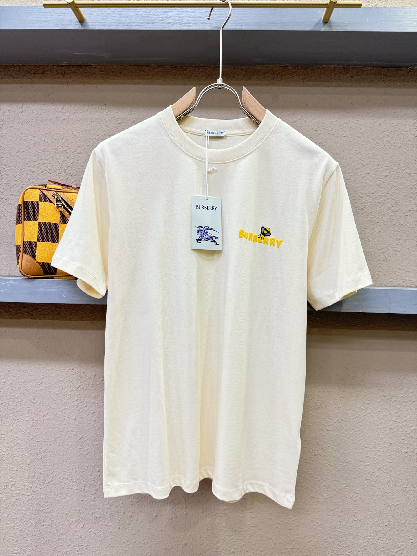 NO:126480,BURBERRY 2025 spring and summer new short-sleeved T-shirt!  Fashionable casual short-sleeved T-shirt with catwalk patterns!  Design logo design!  The most designed and selected customer-supplied cotton fabrics are soft and skin-friendly, comfortable and breathable, and you can’t picky about the physical objects!  Loose, small, shoulder-dead round neck cut, genderless couple mixed styles, opening up a new fashion charm!  Different from the market version, complete three standards, the same style as men and women. The high-end custom series!  Size S-XL, Burberry, Burberry, T-shirt,tees, t-shirt,alexander wang19860909BURBERRY巴宝莉 2025春夏新款短袖T恤！走秀图案时尚休闲短袖T恤衫！设计logo设计！极具设计精选客供全棉面料,手感柔软亲肤,着身舒适透气性都无法挑剔,实物绝对会让你爱不释手！宽松小落肩的圆领版型裁剪,无性别主义的情侣混穿款式,打开全新的时装新韵味！区别市场版本,三标齐全,男女同款.高定系列！尺码S-XL,,burberry,burberry,T-shirt,tees，t-shirt,alexander wang,Men's clothing