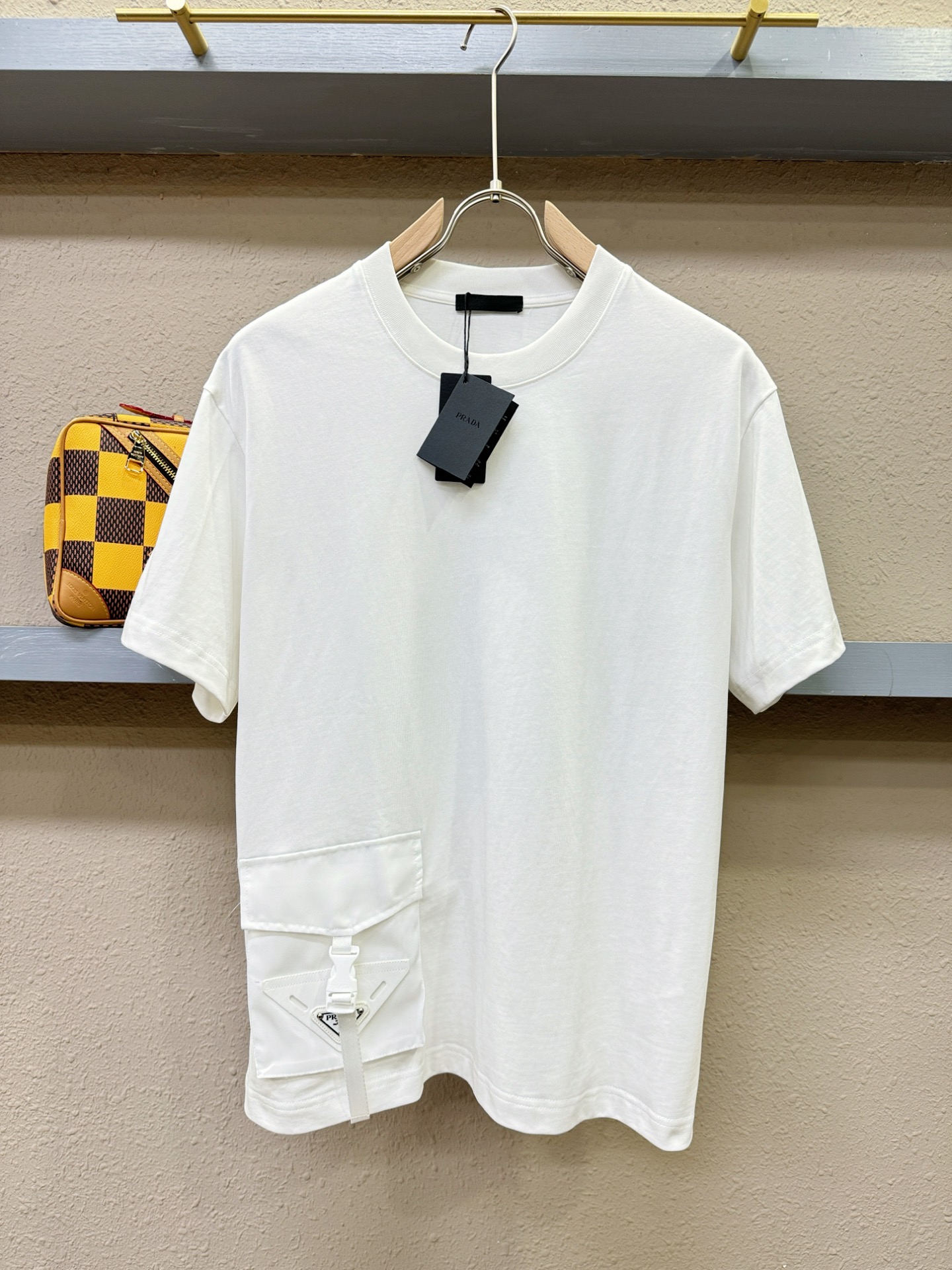 NO:126477,PRADA 2025 Spring and Summer New Short-sleeved T-shirt!  Fashionable casual short-sleeved T-shirt with catwalk patterns!  Design logo design!  The most designed and selected customer-supplied cotton fabrics are soft and skin-friendly, comfortable and breathable, and you can’t picky about the physical objects!  Loose, small, shoulder-dead round neck cut, genderless couple mixed styles, opening up a new fashion charm!  Different from the market version, complete three standards, the same style as men and women. The high-end custom series!  Size S-XL, prada, prada, T-shirt,tees, t-shirt,alexander wang19860909PRADA 普拉达 2025春夏新款短袖T恤！走秀图案时尚休闲短袖T恤衫！设计logo设计！极具设计精选客供全棉面料,手感柔软亲肤,着身舒适透气性都无法挑剔,实物绝对会让你爱不释手！宽松小落肩的圆领版型裁剪,无性别主义的情侣混穿款式,打开全新的时装新韵味！区别市场版本,三标齐全,男女同款.高定系列！尺码S-XL,,prada,prada,T-shirt,tees，t-shirt,alexander wang,Men's clothing