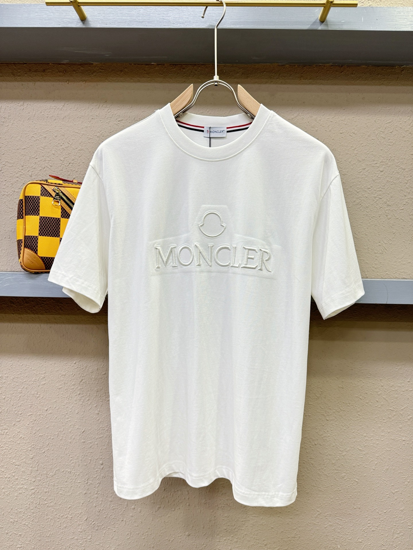 NO:126474,Moncler cover-up 2025 spring and summer new short-sleeved T-shirt!  Fashionable casual short-sleeved T-shirt with catwalk patterns!  Design logo design!  The most designed and selected customer-supplied cotton fabrics are soft and skin-friendly, comfortable and breathable, and you can’t picky about the physical objects!  Loose, small, shoulder-dead round neck cut, genderless couple mixed styles, opening up a new fashion charm!  Different from the market version, complete three standards, the same style as men and women. The high-end custom series!  Size S-XL, christian louboutin, Moncler, T-shirt, tees, t-shirt, alexander wang19860909Moncler蒙口 2025春夏新款短袖T恤！走秀图案时尚休闲短袖T恤衫！设计logo设计！极具设计精选客供全棉面料,手感柔软亲肤,着身舒适透气性都无法挑剔,实物绝对会让你爱不释手！宽松小落肩的圆领版型裁剪,无性别主义的情侣混穿款式,打开全新的时装新韵味！区别市场版本,三标齐全,男女同款.高定系列！尺码S-XL,,christian louboutin,Moncler,T-shirt,tees，t-shirt,alexander wang,Men's clothing