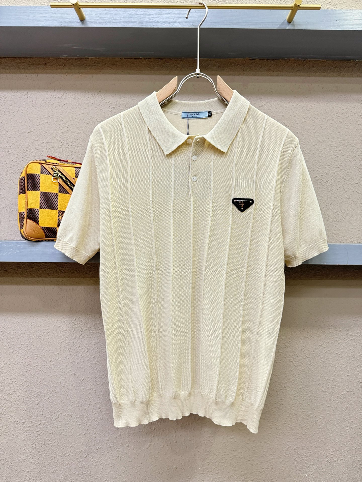 NO:126471,PRADA 2025 spring and summer new product knitted short-sleeved shirts, imported knitted fabrics, soft touch. Top imported private goods, time-designed trendy short-sleeved sweaters, without losing luxury. The quality is unquestionable. The upper body effect is excellent, the same as the luxury official website!  Size M-4XL, prada, prada, T-shirt, alexander wang19860909PRADA 普拉达 2025春夏新品针织短袖,进口针织面料,手感柔软.顶级进口私货,时间设计潮流短袖针织衫,不失奢华 品质毋庸置疑 上身效果超赞,奢华官网同款！尺码M-4XL,,prada,prada,T-shirt,alexander wang,Men's clothing