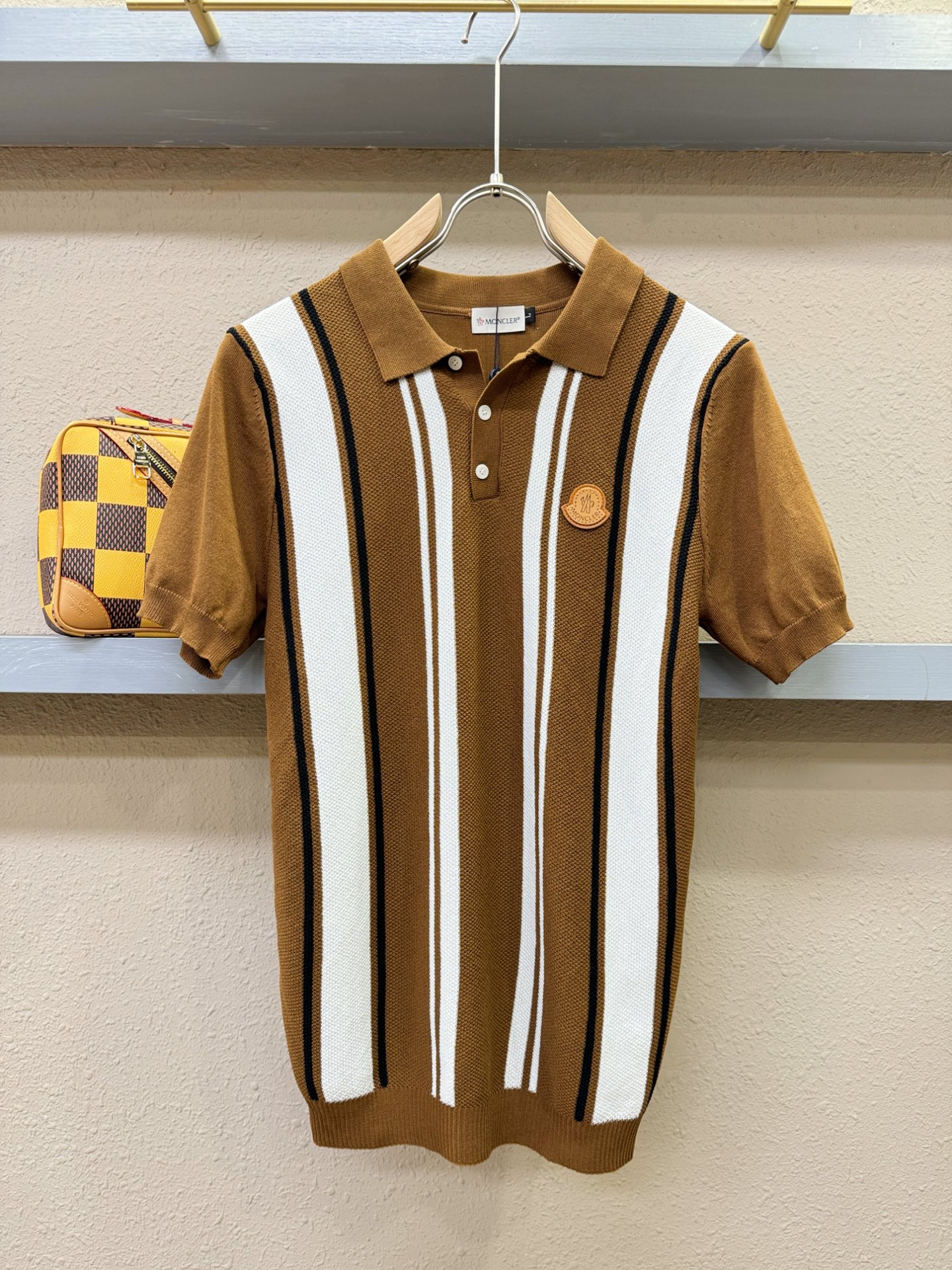 NO:126469,Moncler covers the new 2025 spring and summer products knitted short-sleeved shirts, imported knitted fabrics, soft touch. Top imported private goods, time-designed trendy short-sleeved sweaters, without losing luxury. The quality is unquestionable. The upper body effect is excellent, the same as the luxury official website!  Size M-4XL, christian louboutin, Moncler, T-shirt, alexander wang19860909Moncler蒙口 2025春夏新品针织短袖,进口针织面料,手感柔软.顶级进口私货,时间设计潮流短袖针织衫,不失奢华 品质毋庸置疑 上身效果超赞,奢华官网同款！尺码M-4XL,,christian louboutin,Moncler,T-shirt,alexander wang,Men's clothing