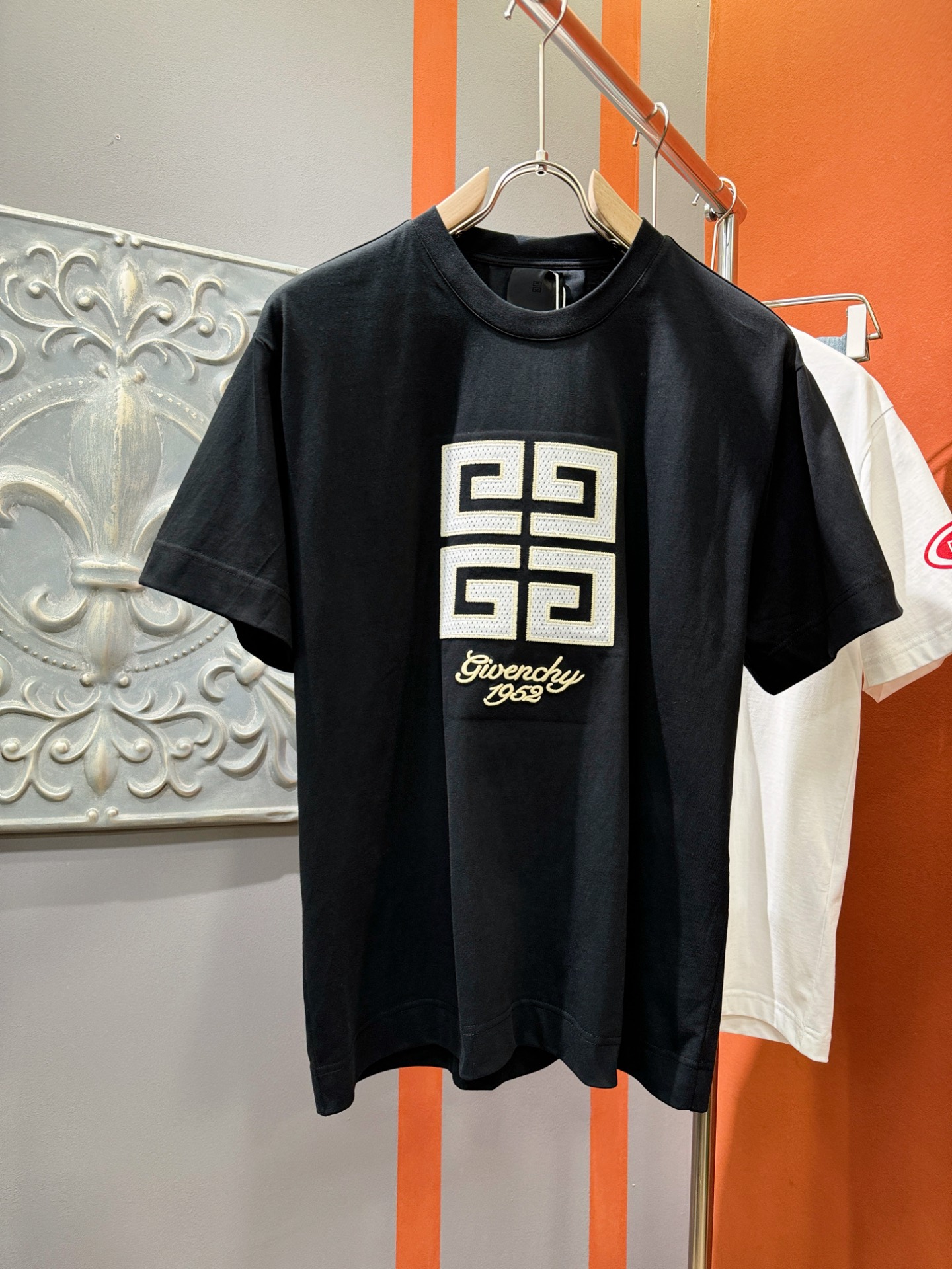 NO:126466,Givenchy Givenchy 2025 spring and summer new short-sleeved T-shirt!  Fashionable casual short-sleeved T-shirt with catwalk patterns!  Design logo design!  The most designed and selected customer-supplied 260g of cotton fabric, which feels soft and skin-friendly, is comfortable and breathable, and it is not picky about the physical objects. The real thing will definitely make you love it!  Genderless couples mix styles to open up a new fashion charm!  Differentiate the market version, high-quality custom series!  Size XS-XL, given, given, given, given, T-shirt,tees,t-shirt,alexander wang19860909Givenchy 纪梵希 2025春夏新款短袖T恤！走秀图案时尚休闲短袖T恤衫！设计logo设计！极具设计精选客供260克全棉面料,手感柔软亲肤,着身舒适透气性都无法挑剔,实物绝对会让你爱不释手！无性别主义的情侣混穿款式,打开全新的时装新韵味！区别市场版本,高定系列！尺码XS-XL,,givenchy,givenchy,T-shirt,tees，t-shirt,alexander wang,Men's clothing