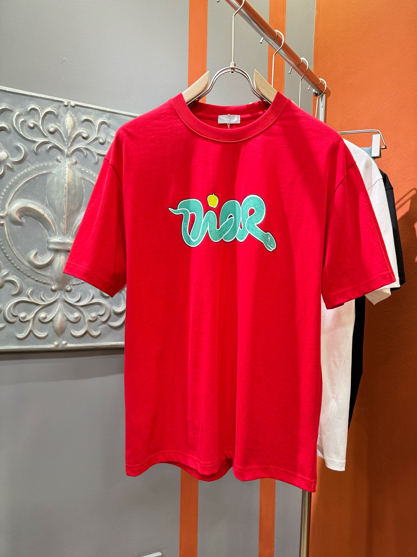 NO:126463,Dior 25ss new T-shirt, released simultaneously on the official website, with a snake pattern design, meticulous printing embellishment, and the upper body effect is excellent. It feels soft and skin-friendly, and it is comfortable and breathable. The real thing will definitely make you love the code number S.M.L.XL, dior, dior, tees, t-shirt, alexander wang19860909Dior迪奥 25ss新款T恤,官网同步发售,灵蛇图案设计,精心印花点缀,上身效果超赞.手感柔软亲肤,着身舒适透气性都无法挑剔,实物绝对会让你爱不释手码数S.M.L.XL,,dior,dior,tees，t-shirt,alexander wang,Men's clothing