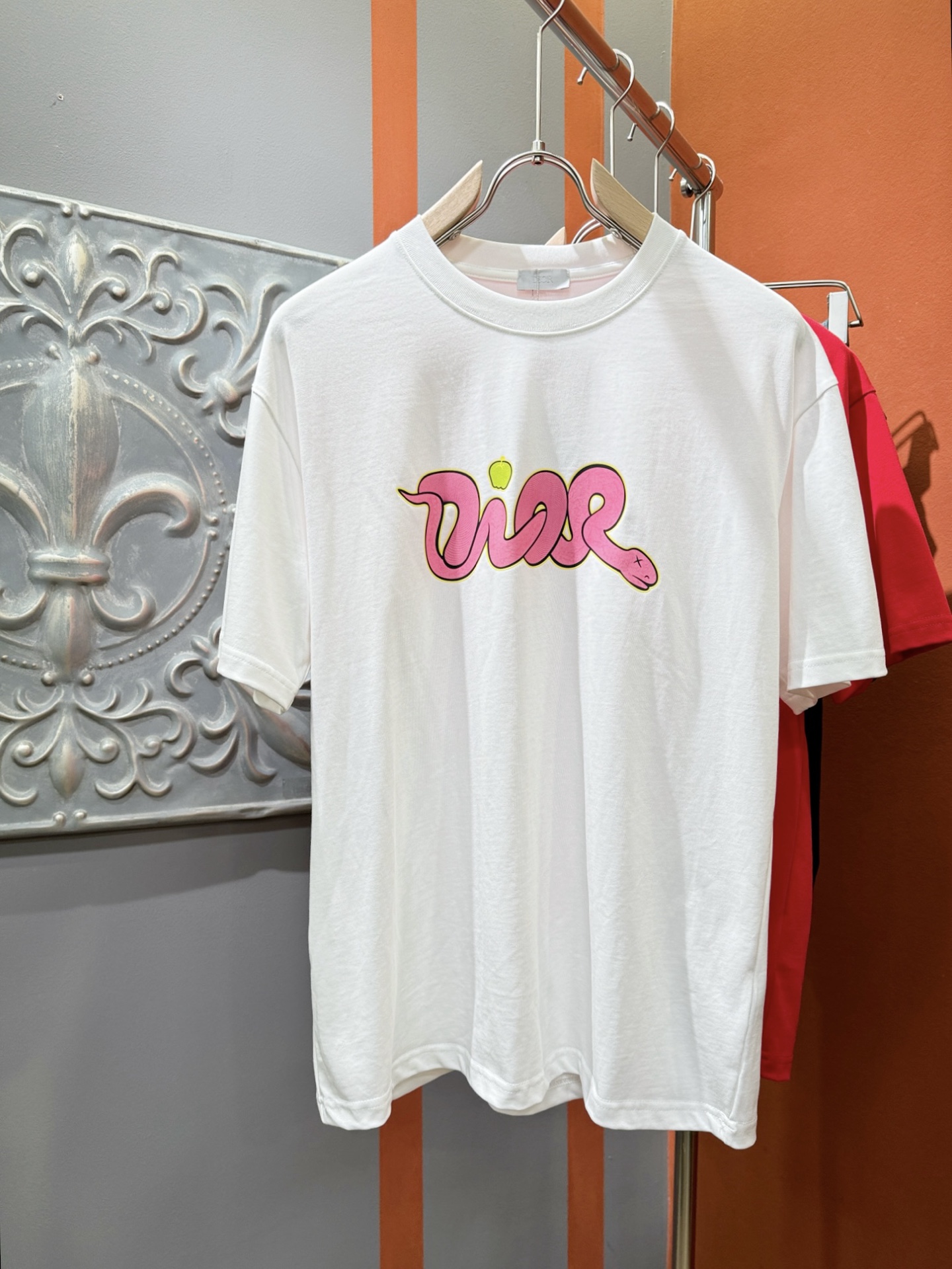 NO:126460,Dior 25ss new T-shirt, released simultaneously on the official website, with a snake pattern design, meticulous printing embellishment, and the upper body effect is excellent. It feels soft and skin-friendly, and it is comfortable and breathable. The real thing will definitely make you love the code number S.M.L.XL.,,dior,dior,tees, t-shirt,alexander wang19860909Dior迪奥 25ss新款T恤,官网同步发售,灵蛇图案设计,精心印花点缀,上身效果超赞.手感柔软亲肤,着身舒适透气性都无法挑剔,实物绝对会让你爱不释手码数S.M.L.XL.,,dior,dior,tees，t-shirt,alexander wang,Men's clothing