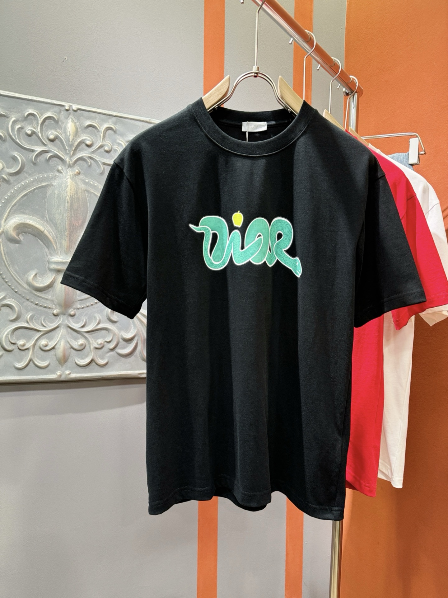 NO:124801,Dior 25ss new T-shirt, released simultaneously on the official website, with a snake pattern design, meticulous printing embellishment, and the upper body effect is excellent. It feels soft and skin-friendly, and it is comfortable and breathable. The real thing will definitely make you love the code number S.M.L.XL, dior, dior, tees, t-shirt, alexander wang19860909Dior迪奥 25ss新款T恤,官网同步发售,灵蛇图案设计,精心印花点缀,上身效果超赞.手感柔软亲肤,着身舒适透气性都无法挑剔,实物绝对会让你爱不释手码数S.M.L.XL,,dior,dior,tees，t-shirt,alexander wang,Men's clothing