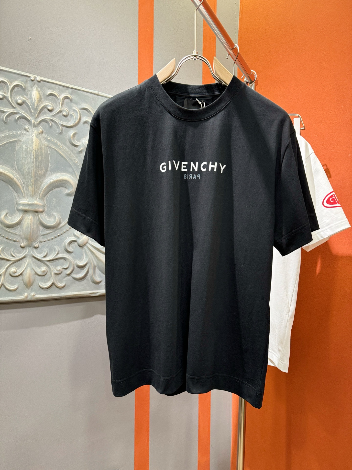 NO:126457,Givenchy Givenchy 2025 spring and summer new short-sleeved T-shirt!  Fashionable casual short-sleeved T-shirt with catwalk patterns!  Design logo design!  The most designed and selected customer-supplied 260g of cotton fabric, which feels soft and skin-friendly, is comfortable and breathable, and it is not picky about the physical objects. The real thing will definitely make you love it!  Genderless couples mix styles to open up a new fashion charm!  Differentiate the market version, high-quality custom series!  Size XS-XL, given, given, given, given, T-shirt,tees,t-shirt,alexander wang19860909Givenchy 纪梵希 2025春夏新款短袖T恤！走秀图案时尚休闲短袖T恤衫！设计logo设计！极具设计精选客供260克全棉面料,手感柔软亲肤,着身舒适透气性都无法挑剔,实物绝对会让你爱不释手！无性别主义的情侣混穿款式,打开全新的时装新韵味！区别市场版本,高定系列！尺码XS-XL,,givenchy,givenchy,T-shirt,tees，t-shirt,alexander wang,Men's clothing