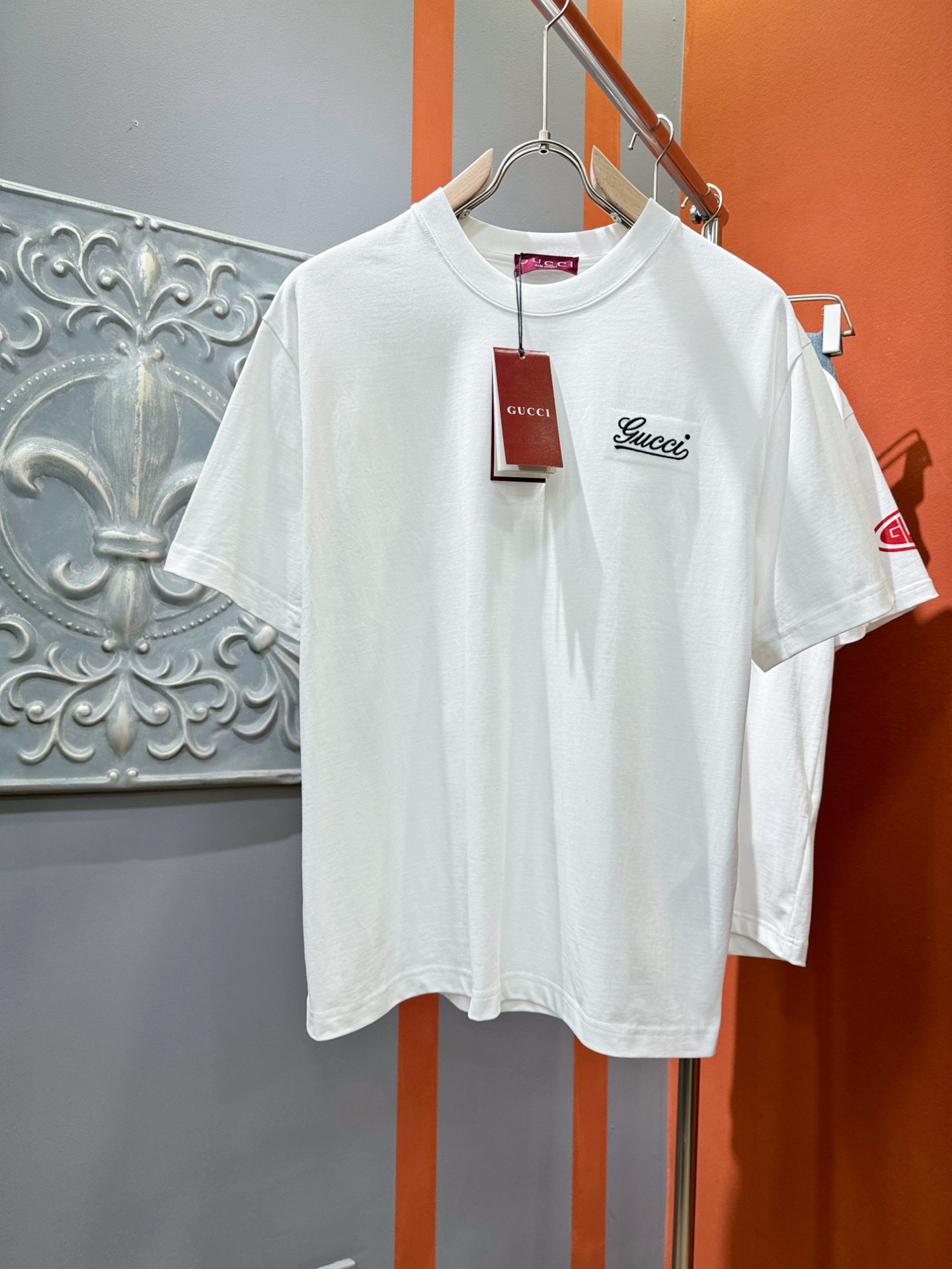 NO:126455,GuccI GuccI New Short-sleeved T-shirt in Spring and Summer 2025!  Fashionable casual short-sleeved T-shirt with catwalk patterns!  Design logo design!  The most designed and selected customer-supplied 260g of cotton fabric, which feels soft and skin-friendly, is comfortable and breathable, and it is not picky about the physical objects. The real thing will definitely make you love it!  Genderless couples mix styles to open up a new fashion charm!  Differentiate the market version, high-quality custom series!  Size XS-XL, gucci, T-shirt,tees, t-shirt,alexander wang19860909GuccI古奇 2025春夏新款短袖T恤！走秀图案时尚休闲短袖T恤衫！设计logo设计！极具设计精选客供260克全棉面料,手感柔软亲肤,着身舒适透气性都无法挑剔,实物绝对会让你爱不释手！无性别主义的情侣混穿款式,打开全新的时装新韵味！区别市场版本,高定系列！尺码XS-XL,,gucci,T-shirt,tees，t-shirt,alexander wang,Men's clothing