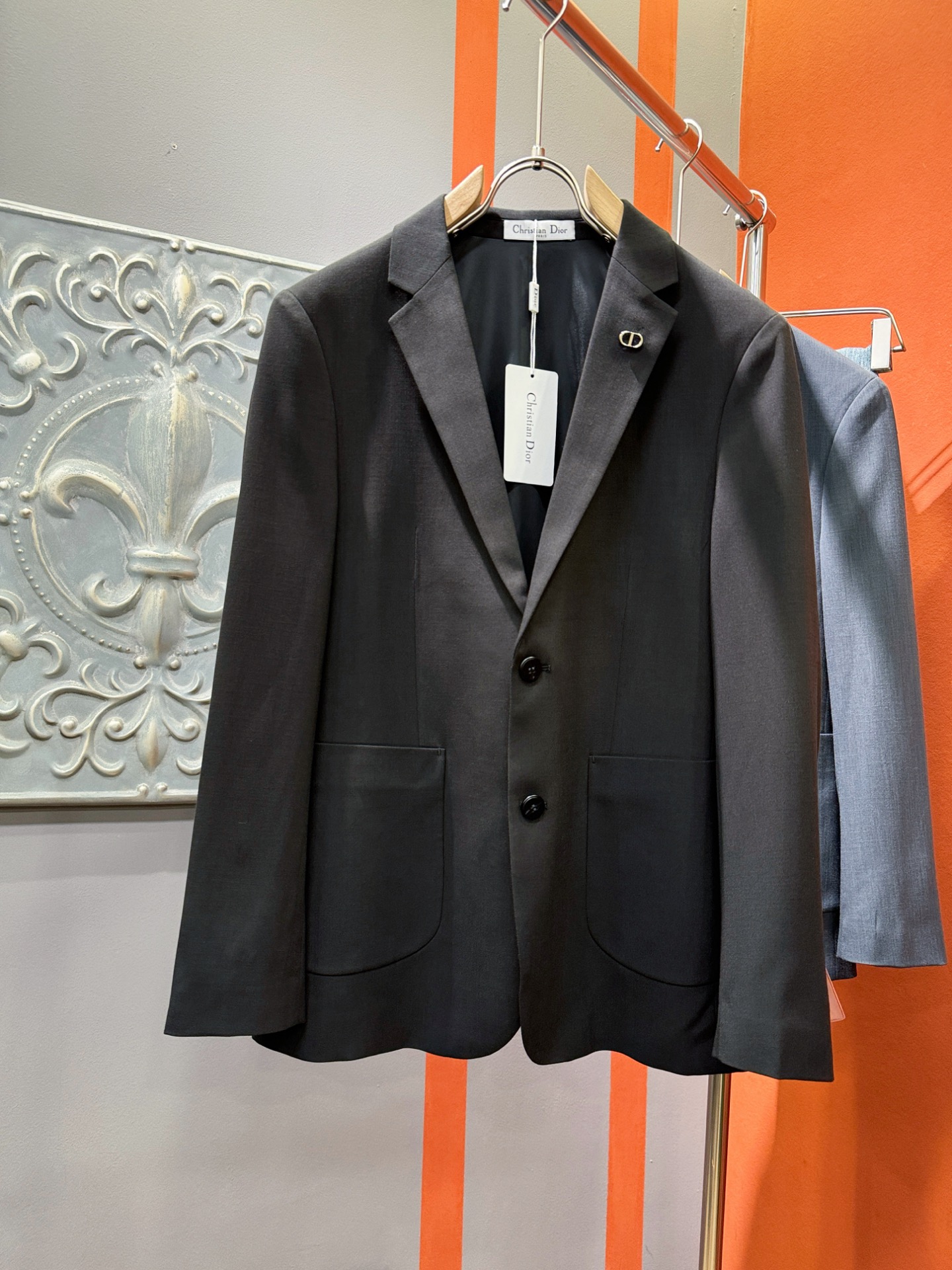 NO:126450,Dior 2025FW men's spring suit jacket, casual and daily wear items!  The upper body is decorated with body shape and customized fabrics perfectly combine fashion aesthetics and new urban business and leisure concepts. Different styles are available for you to choose classic styles, never out of time. A jacket unlocks all-changing styles. Simple but not simple, details show quality. I want to both temperature and demeanor. Break the convention and wear it out. Trends are fleeting, styles are always light and comfortable, and move freely. The aura is fully open. The essential robe in the workplace leads the trend and wears out your attitude. No fear of challenges. Youthful vitality, cost-effective choice. The whole body interprets the Italian-style ability and outdoor functional styles, both solemn and harmonious, creating a unique styling item. The overall outline tends to be simple, with a very personalized and elegant detail treatment, enriching the overall vision. The wardrobe is excellent for business and leisure, and is excellent at high attendance!  It is hard to find!  Code count: M-4XL,,dior,dior,jackets & coats,business suit,alexander wang19860909Dior迪奥2025FW男士春季西装外套,休闲日常穿搭单品！上身修饰身形、定制面料将时装美学和新都市商务休闲概念完美融合,不同风格任你选经典款,永不过时 一件外套,解锁百变风格 简约而不简单,细节彰显品质.温度与风度,我都要.打破常规,穿出自我.潮流易逝,风格永存 轻便舒适,活动自如.气场全开,职场必备战袍引领潮流,穿出你的态度 无惧挑战 青春活力,性价比之选 通体将意式的干练和户外功能性风格极致诠释,亦庄亦谐,塑造出别具一格的造型单品,整体轮廓趋于简约风格,颇为个性且雅痞的细节处理,丰富了整体视觉.衣橱商务休闲绝佳的高出勤率！可遇而不可求！码数:M-4XL,,dior,dior,jackets & coats,business suit,alexander wang,Men's clothing