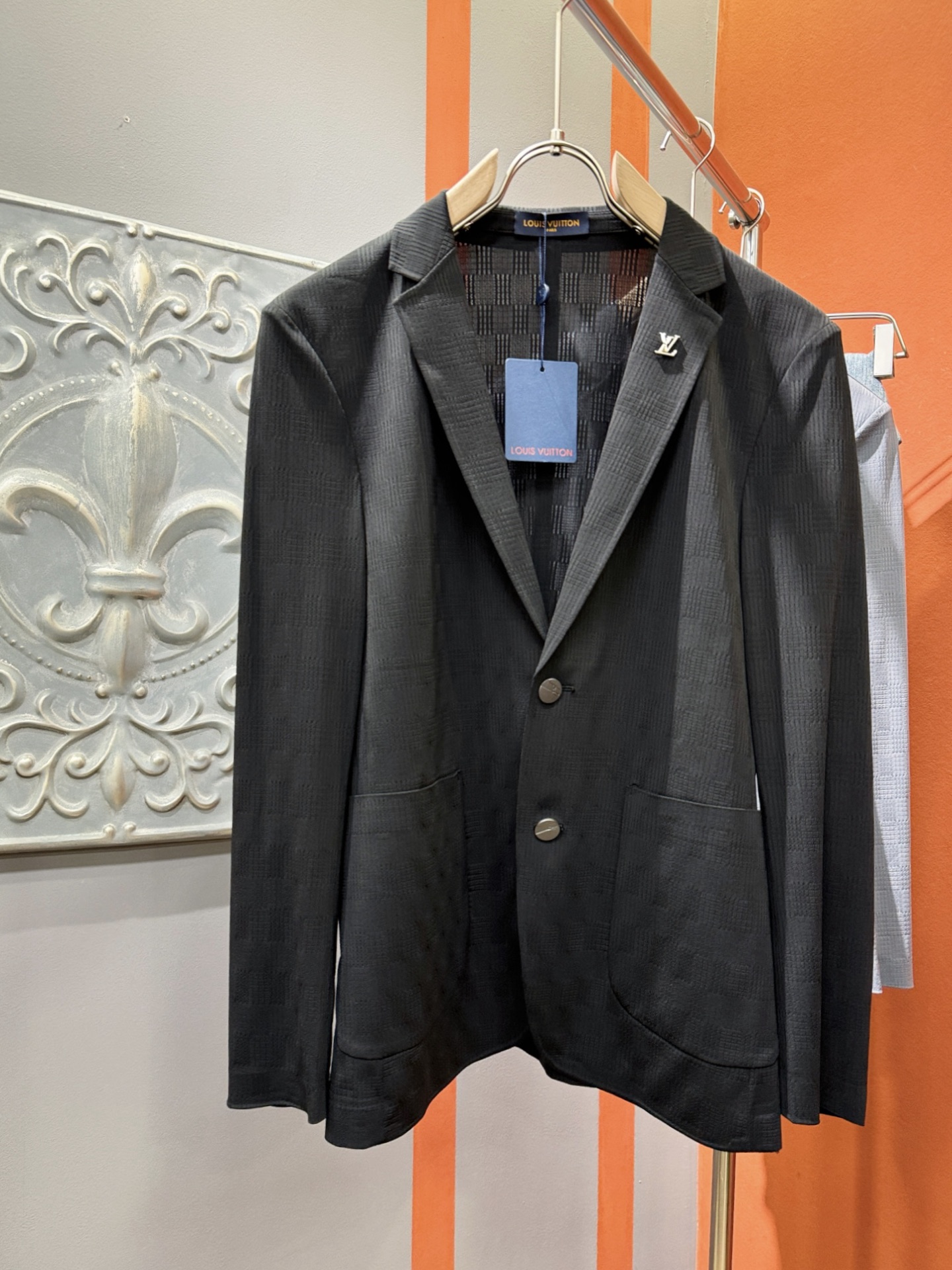 NO:126448,LV 2025FW men's spring suit jacket, casual and daily wear items!  The upper body is decorated with body shape and customized fabrics perfectly combine fashion aesthetics and new urban business and leisure concepts. Different styles are available for you to choose classic styles, never out of time. A jacket unlocks all-changing styles. Simple but not simple, details show quality. I want to both temperature and demeanor. Break the convention and wear it out. Trends are fleeting, styles are always light and comfortable, and move freely. The aura is fully open. The essential robe in the workplace leads the trend and wears out your attitude. No fear of challenges. Youthful vitality, cost-effective choice. The whole body interprets the Italian-style ability and outdoor functional styles, both solemn and harmonious, creating a unique styling item. The overall outline tends to be simple, with a very personalized and elegant detail treatment, enriching the overall vision. The wardrobe is excellent for business and leisure, and is excellent at high attendance!  It is hard to find!  Code count: M-4XL, louis vuitton, jackets & coats, business suit, alexander wang19860909LV 2025FW男士春季西装外套,休闲日常穿搭单品！上身修饰身形、定制面料将时装美学和新都市商务休闲概念完美融合,不同风格任你选经典款,永不过时 一件外套,解锁百变风格 简约而不简单,细节彰显品质.温度与风度,我都要.打破常规,穿出自我.潮流易逝,风格永存 轻便舒适,活动自如.气场全开,职场必备战袍引领潮流,穿出你的态度 无惧挑战 青春活力,性价比之选 通体将意式的干练和户外功能性风格极致诠释,亦庄亦谐,塑造出别具一格的造型单品,整体轮廓趋于简约风格,颇为个性且雅痞的细节处理,丰富了整体视觉.衣橱商务休闲绝佳的高出勤率！可遇而不可求！码数:M-4XL,,louis vuitton,jackets & coats,business suit,alexander wang,Men's clothing