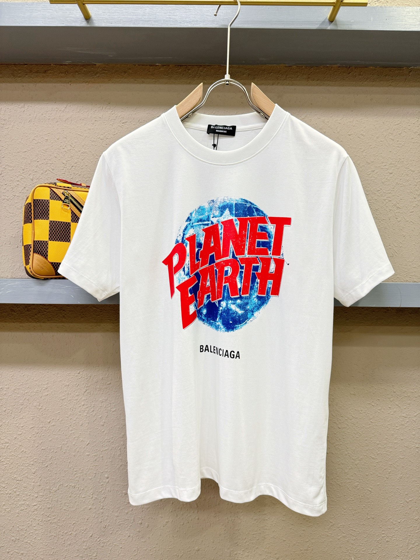 NO:126444,Balenciaga new short-sleeved T-shirt in spring and summer 2025!  Fashionable casual short-sleeved T-shirt with catwalk patterns!  Design logo design!  The most designed and selected customer-supplied cotton fabrics are soft and skin-friendly, comfortable and breathable, and you can’t picky about the physical objects!  Genderless couples mix styles to open up a new fashion charm!  Different from the market version, complete three standards, the same style as men and women. The high-end custom series!  Size S-XL, balenciaga, balenciaga, T-shirt,tees, t-shirt,alexander wang19860909Balenciaga巴黎世家 2025春夏新款短袖T恤！走秀图案时尚休闲短袖T恤衫！设计logo设计！极具设计精选客供全棉面料,手感柔软亲肤,着身舒适透气性都无法挑剔,实物绝对会让你爱不释手！无性别主义的情侣混穿款式,打开全新的时装新韵味！区别市场版本,三标齐全,男女同款.高定系列！尺码S-XL,,balenciaga,balenciaga,T-shirt,tees，t-shirt,alexander wang,Men's clothing