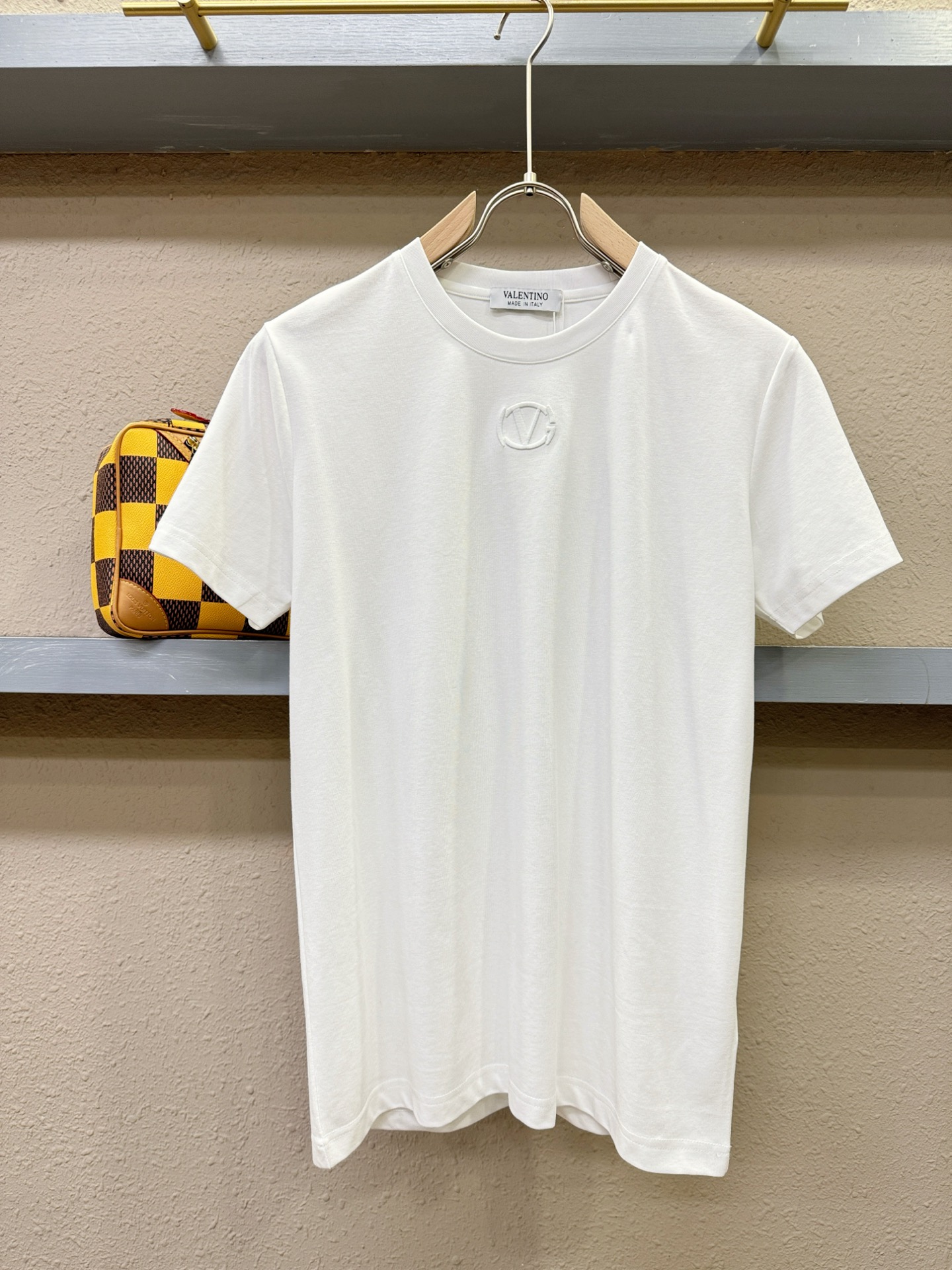 NO:126442,VALENTINO top quality 2025 new short-sleeved products!  Selected top mercerized cotton fabrics, soft to the touch. Top imported private goods, fashionable design, trendy short sleeves, undeniable quality, excellent effect on the upper body, the same style as the luxury official website!  Size M-XXL, valentino, valentino, T-shirt, alexander wang19860909VALENTINO华伦天奴 顶级品质 2025款新品短袖！精选顶级丝光棉面料,手感柔软.顶级进口私货,时尚设计潮流短袖,不失奢华 品质毋庸置疑 上身效果超赞,奢华官网同款！尺码M-XXL,,valentino,valentino,T-shirt,alexander wang,Men's clothing