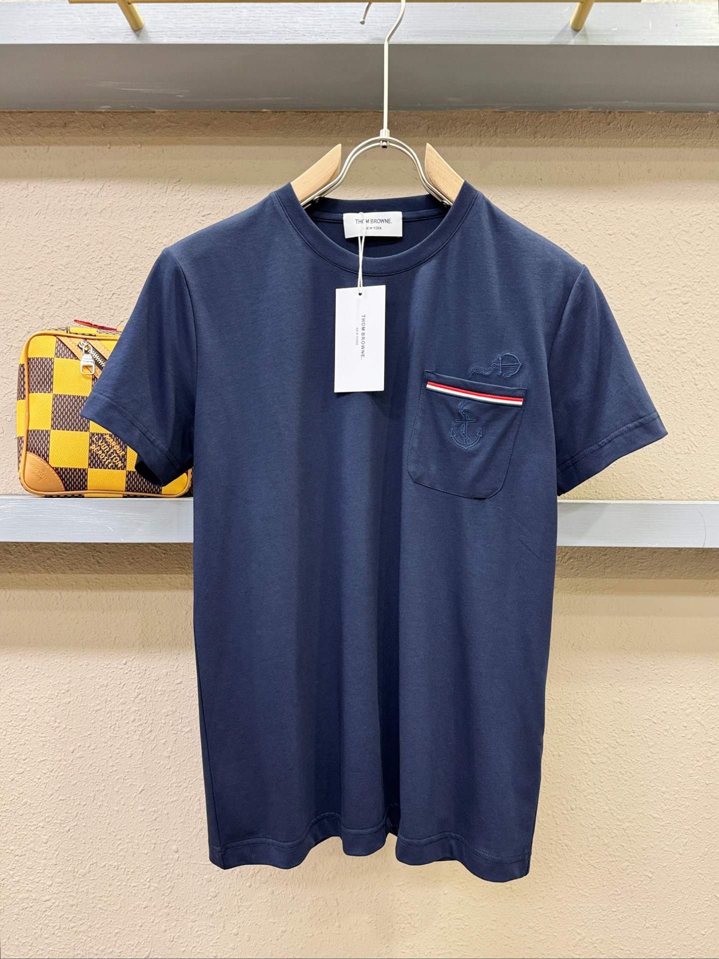 NO:126440,TB Top Quality 2025 new short-sleeved products!  Selected top mercerized cotton fabrics, soft to the touch. Top imported private goods, fashionable design, trendy short sleeves, undeniable quality, excellent effect on the upper body, the same style as the luxury official website!  Size M-XXL, T-shirt,alexander wang19860909TB 顶级品质 2025款新品短袖！精选顶级丝光棉面料,手感柔软.顶级进口私货,时尚设计潮流短袖,不失奢华 品质毋庸置疑 上身效果超赞,奢华官网同款！尺码M-XXL,,T-shirt,alexander wang,Men's clothing