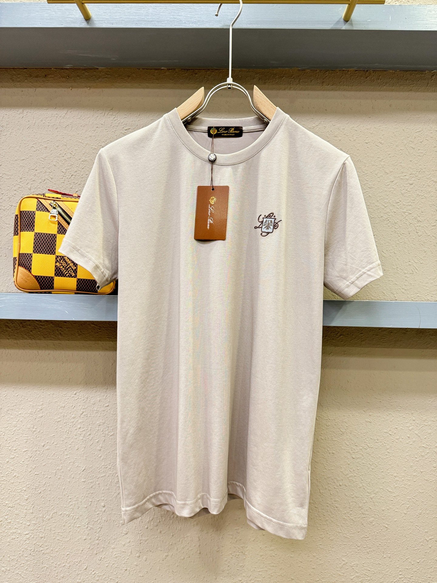 NO:126437,Loro Piana 2025 spring and summer new short-sleeved products, imported mercerized cotton fabric, soft touch. Top imported private goods, time design trendy short-sleeved, undeniable quality, excellent effect on the upper body, the same style as the luxury official website!  Size M-XXL, loro piana, T-shirt, alexander wang19860909Loro Piana诺悠翩雅 2025春夏新品短袖,进口丝光棉面料,手感柔软.顶级进口私货,时间设计潮流短袖,不失奢华 品质毋庸置疑 上身效果超赞,奢华官网同款！尺码M-XXL,,loro piana,T-shirt,alexander wang,Men's clothing