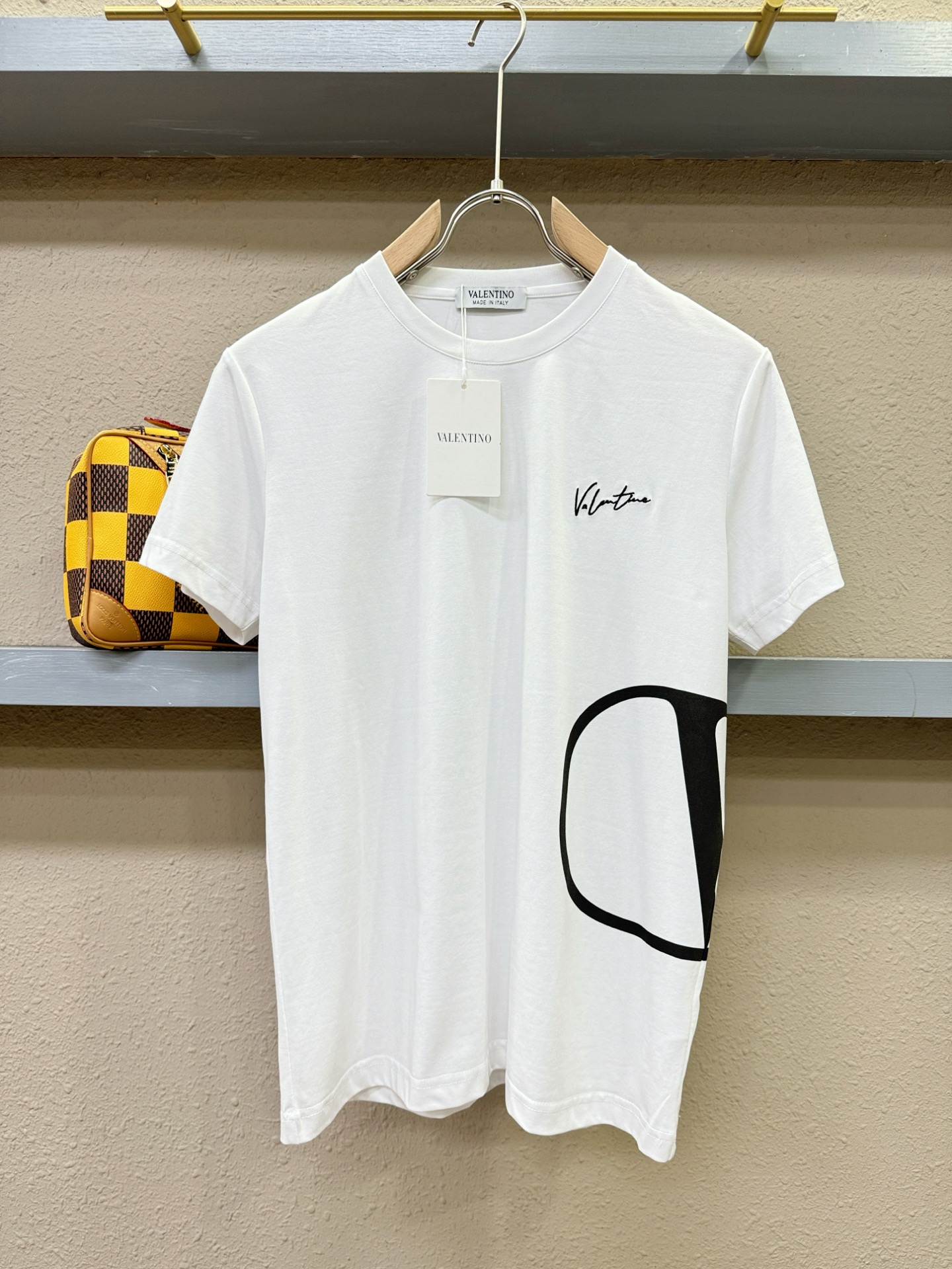 NO:126438,VALENTINO top quality 2025 new short-sleeved products!  Selected top mercerized cotton fabrics, soft to the touch. Top imported private goods, fashionable design, trendy short sleeves, undeniable quality, excellent effect on the upper body, the same style as the luxury official website!  Size M-XXL, valentino, valentino, T-shirt, alexander wang19860909VALENTINO华伦天奴 顶级品质 2025款新品短袖！精选顶级丝光棉面料,手感柔软.顶级进口私货,时尚设计潮流短袖,不失奢华 品质毋庸置疑 上身效果超赞,奢华官网同款！尺码M-XXL,,valentino,valentino,T-shirt,alexander wang,Men's clothing