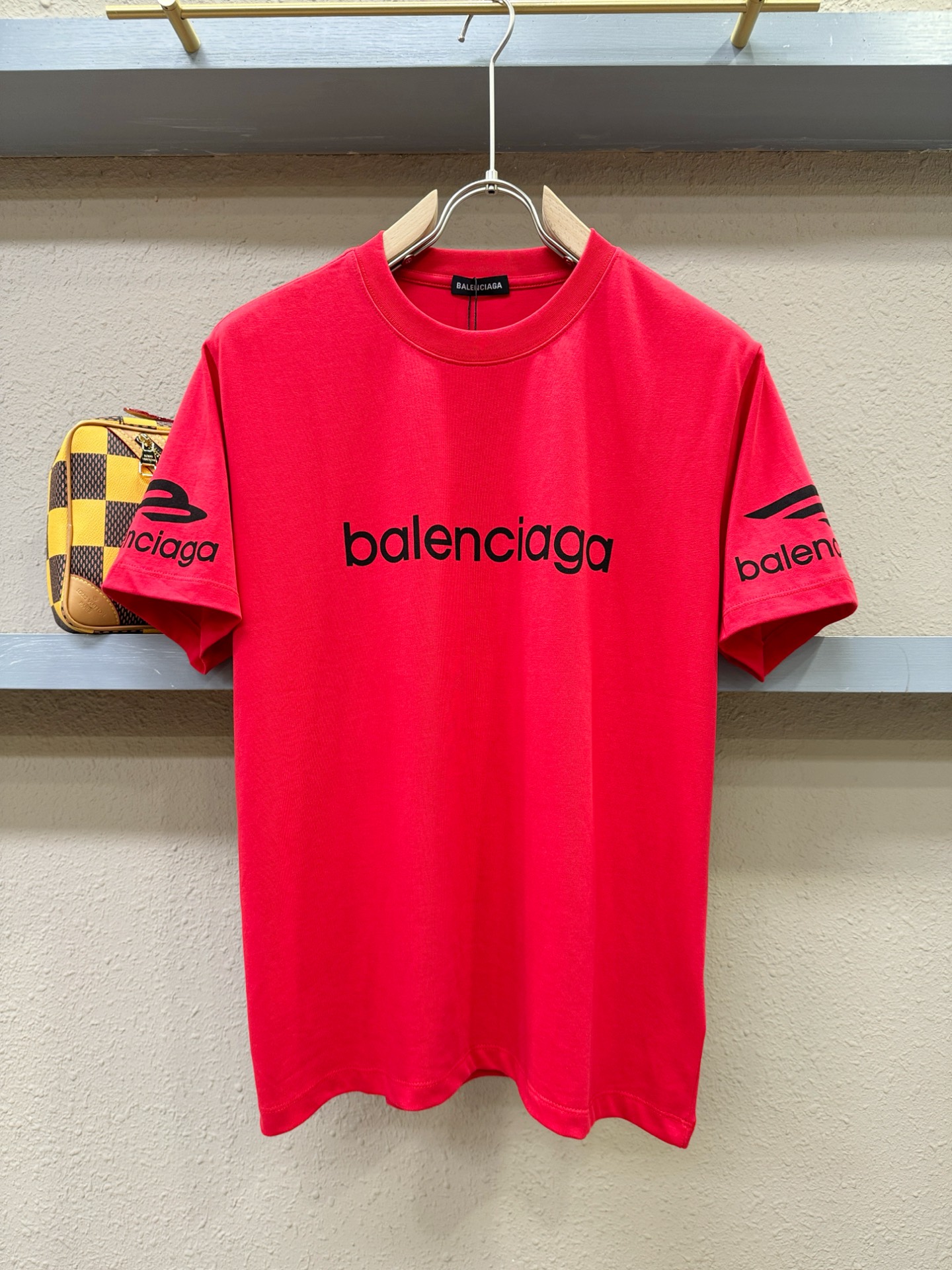 NO:126436,Balenciaga new short-sleeved T-shirt in spring and summer 2025!  Fashionable casual short-sleeved T-shirt with catwalk patterns!  Design logo design!  The most designed and selected customer-supplied cotton fabrics are soft and skin-friendly, comfortable and breathable, and you can’t picky about the physical objects!  Genderless couples mix styles to open up a new fashion charm!  Different from the market version, complete three standards, the same style as men and women. The high-end custom series!  Size S-XL, balenciaga, balenciaga, T-shirt,tees, t-shirt,alexander wang19860909Balenciaga巴黎世家 2025春夏新款短袖T恤！走秀图案时尚休闲短袖T恤衫！设计logo设计！极具设计精选客供全棉面料,手感柔软亲肤,着身舒适透气性都无法挑剔,实物绝对会让你爱不释手！无性别主义的情侣混穿款式,打开全新的时装新韵味！区别市场版本,三标齐全,男女同款.高定系列！尺码S-XL,,balenciaga,balenciaga,T-shirt,tees，t-shirt,alexander wang,Men's clothing