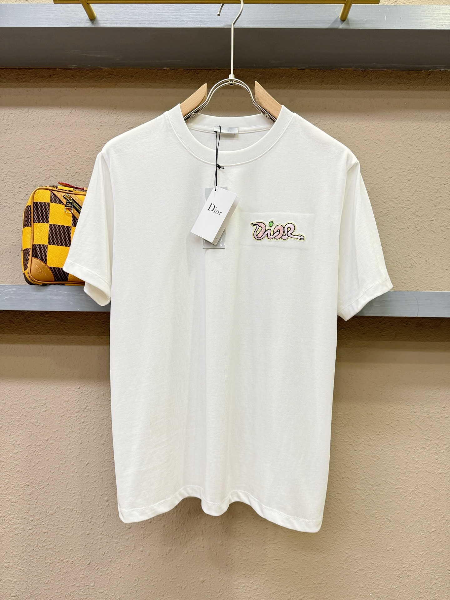 NO:126449,Gucci 2025 spring and summer new short-sleeved T-shirt!  Fashionable casual short-sleeved T-shirt with catwalk patterns!  Design logo design!  The most designed and selected customer-supplied cotton fabrics are soft and skin-friendly, comfortable and breathable, and you can’t picky about the physical objects!  Genderless couples mix styles to open up a new fashion charm!  Different from the market version, complete three standards, the same style as men and women. The high-end custom series!  Size S-XL, gucci, T-shirt,tees, t-shirt,alexander wang19860909Gucci古奇 2025春夏新款短袖T恤！走秀图案时尚休闲短袖T恤衫！设计logo设计！极具设计精选客供全棉面料,手感柔软亲肤,着身舒适透气性都无法挑剔,实物绝对会让你爱不释手！无性别主义的情侣混穿款式,打开全新的时装新韵味！区别市场版本,三标齐全,男女同款.高定系列！尺码S-XL,,gucci,T-shirt,tees，t-shirt,alexander wang,Men's clothing