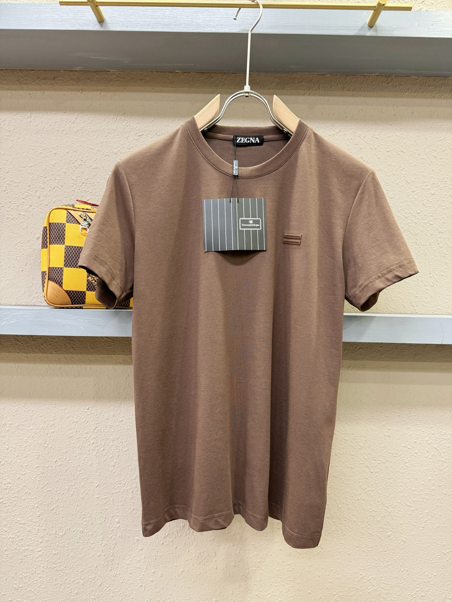 NO:126447,Ermenegildo Zeg*aJia Top quality 2025 new short-sleeved products!  Selected top mercerized cotton fabrics, soft to the touch. Top imported private goods, fashionable design, trendy short sleeves, undeniable quality, excellent effect on the upper body, the same style as the luxury official website!  Size M-XXL, T-shirt,alexander wang19860909Ermenegildo Zeg*a杰*亚 顶级品质 2025款新品短袖！精选顶级丝光棉面料,手感柔软.顶级进口私货,时尚设计潮流短袖,不失奢华 品质毋庸置疑 上身效果超赞,奢华官网同款！尺码M-XXL,,T-shirt,alexander wang,Men's clothing