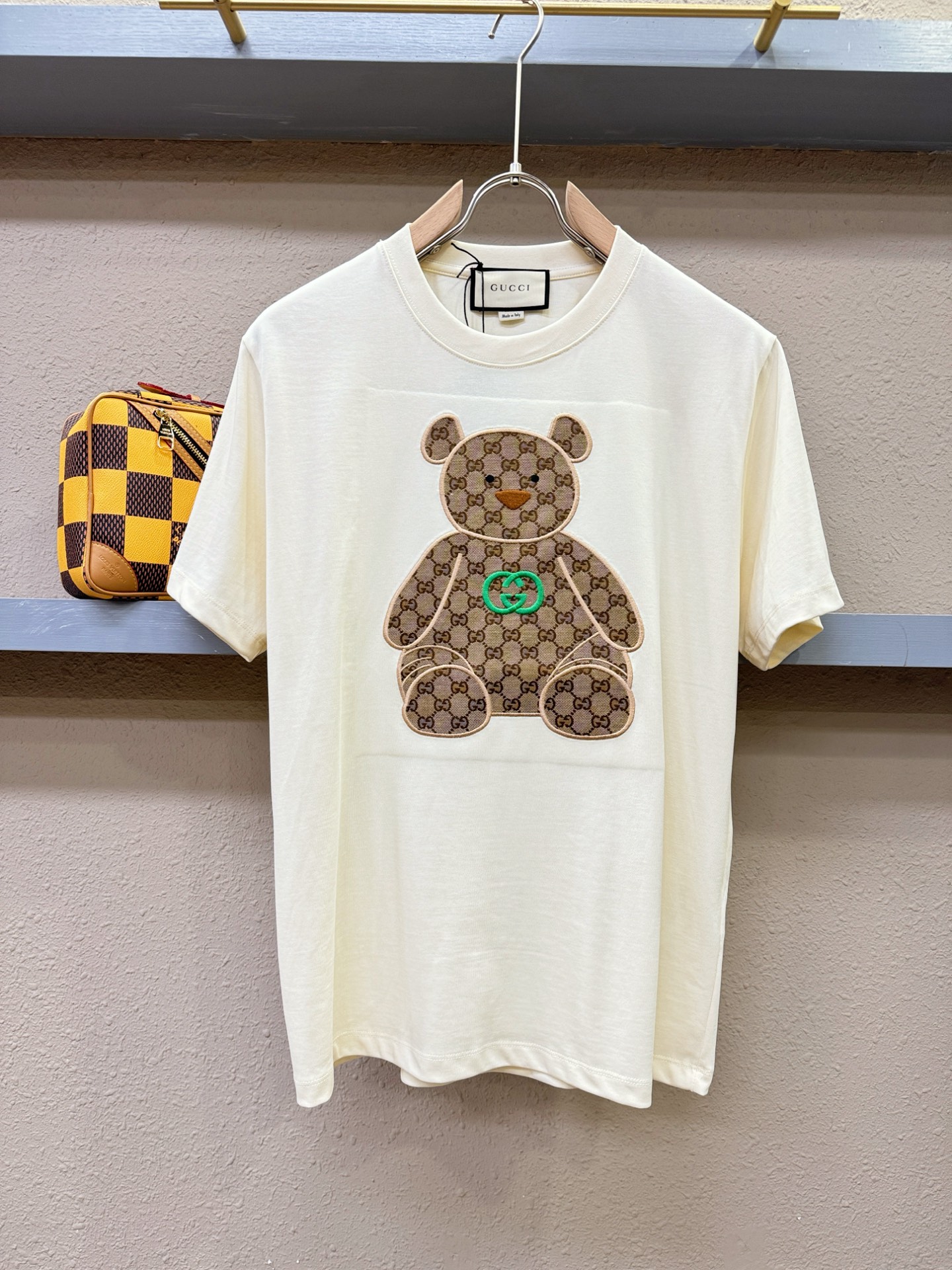 NO:126443,Gucci 2025 spring and summer new short-sleeved T-shirt!  Fashionable casual short-sleeved T-shirt with catwalk patterns!  Design logo design!  The most designed and selected customer-supplied cotton fabrics are soft and skin-friendly, comfortable and breathable, and you can’t picky about the physical objects!  Genderless couples mix styles to open up a new fashion charm!  Different from the market version, complete three standards, the same style as men and women. The high-end custom series!  Size S-XL, gucci, T-shirt,tees, t-shirt,alexander wang19860909Gucci古奇 2025春夏新款短袖T恤！走秀图案时尚休闲短袖T恤衫！设计logo设计！极具设计精选客供全棉面料,手感柔软亲肤,着身舒适透气性都无法挑剔,实物绝对会让你爱不释手！无性别主义的情侣混穿款式,打开全新的时装新韵味！区别市场版本,三标齐全,男女同款.高定系列！尺码S-XL,,gucci,T-shirt,tees，t-shirt,alexander wang,Men's clothing