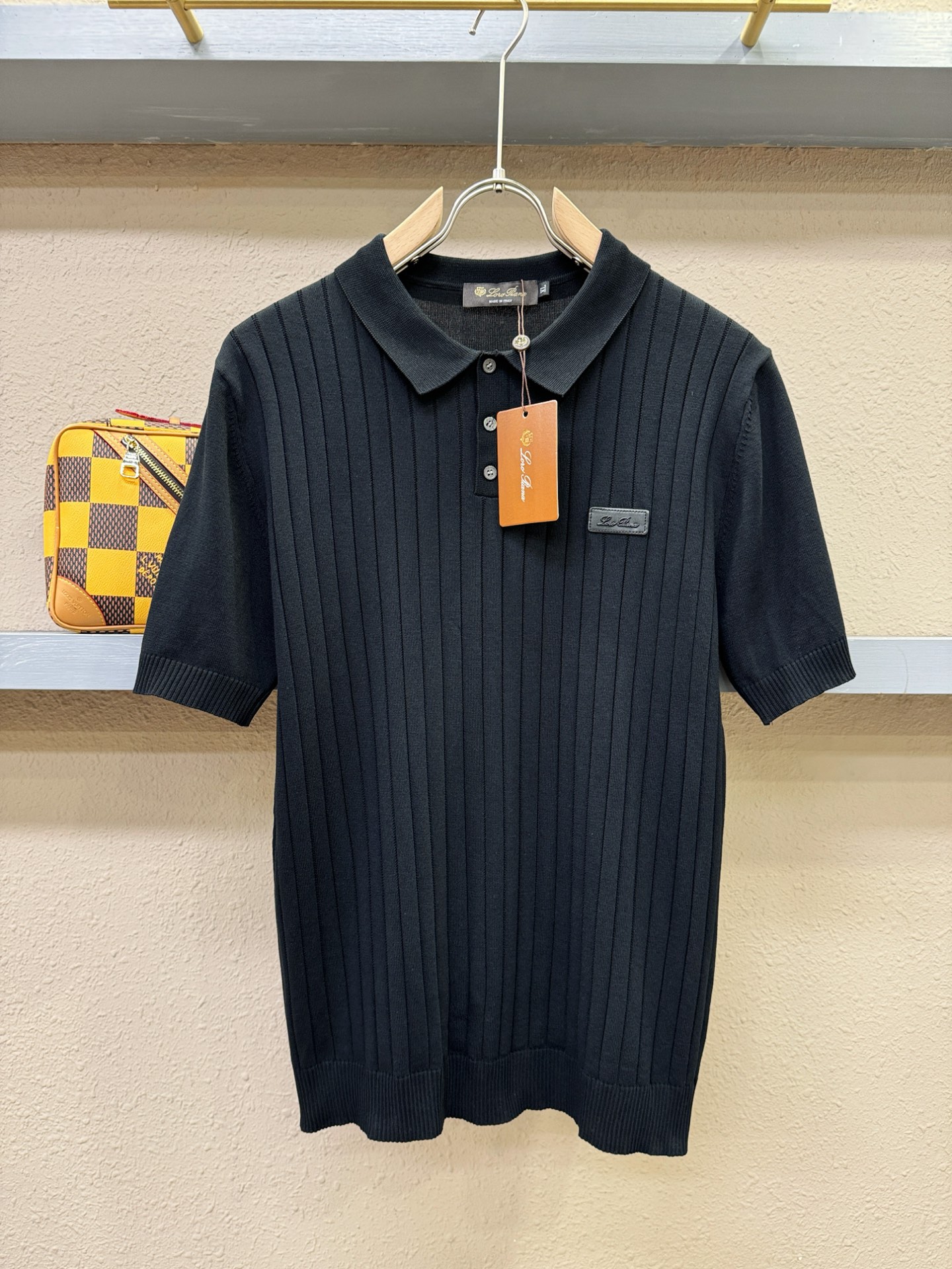 NO:126445,Loro Piana Nouyou Pianya 2025 spring and summer new knitted short-sleeved products, imported knitted fabrics, soft touch. Top imported private goods, time-designed trendy short-sleeved sweaters, without losing luxury. The quality is unquestionable. The upper body effect is excellent, the same as the luxury official website!  Size M-4XL, loro piana, T-shirt, alexander wang19860909Loro Piana诺悠翩雅 2025春夏新品针织短袖,进口针织面料,手感柔软.顶级进口私货,时间设计潮流短袖针织衫,不失奢华 品质毋庸置疑 上身效果超赞,奢华官网同款！尺码M-4XL,,loro piana,T-shirt,alexander wang,Men's clothing