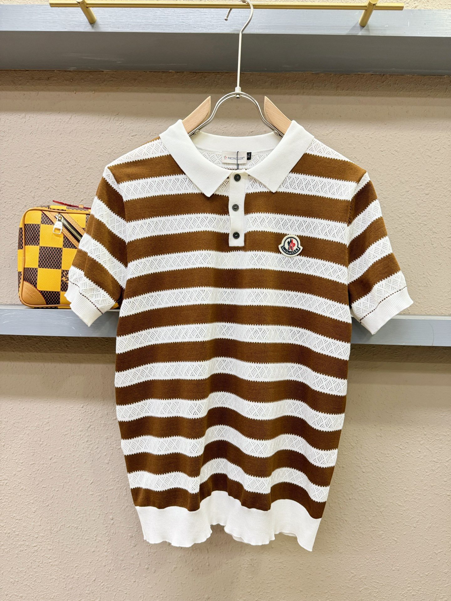 NO:126439,Moncler covers the new 2025 spring and summer products knitted short-sleeved shirts, imported knitted fabrics, soft touch. Top imported private goods, time-designed trendy short-sleeved sweaters, without losing luxury. The quality is unquestionable. The upper body effect is excellent, the same as the luxury official website!  Size M-4XL, christian louboutin, Moncler, T-shirt, alexander wang19860909Moncler蒙口 2025春夏新品针织短袖,进口针织面料,手感柔软.顶级进口私货,时间设计潮流短袖针织衫,不失奢华 品质毋庸置疑 上身效果超赞,奢华官网同款！尺码M-4XL,,christian louboutin,Moncler,T-shirt,alexander wang,Men's clothing