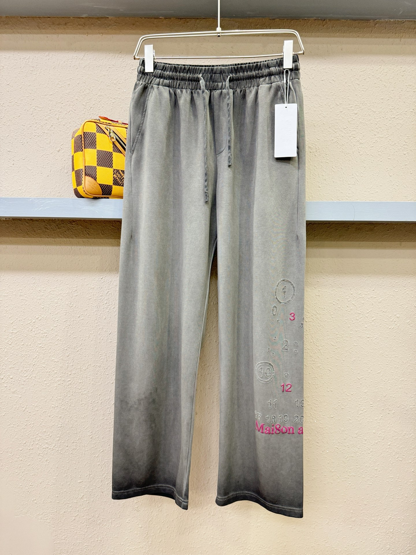 NO:126430,Majila's new 2025 hot casual pants are made of imported European fabrics, soft, comfortable and textured, original hardware accessories, very cool and exquisite details, the upper body effect is super invincible, and the trend is versatile. Shangpin fabric is made of ingenious, soft and delicate, showing the excellent style of exquisite products. It is definitely worth having!  Size M-3XL, Masion Margiela, Alexander wang19860909马吉拉2025新品爆款休闲裤,选用欧洲进口面料,柔软舒适有质感,原版五金配件,非常炫酷细节处理精致,上身效果超级无敌赞,潮流百搭.尚选面料匠心而制 柔软细腻贴身,彰显卓越臻品风范 绝对值得拥有的一条！尺码M-3XL,,masion margiela,alexander wang,Men's clothing